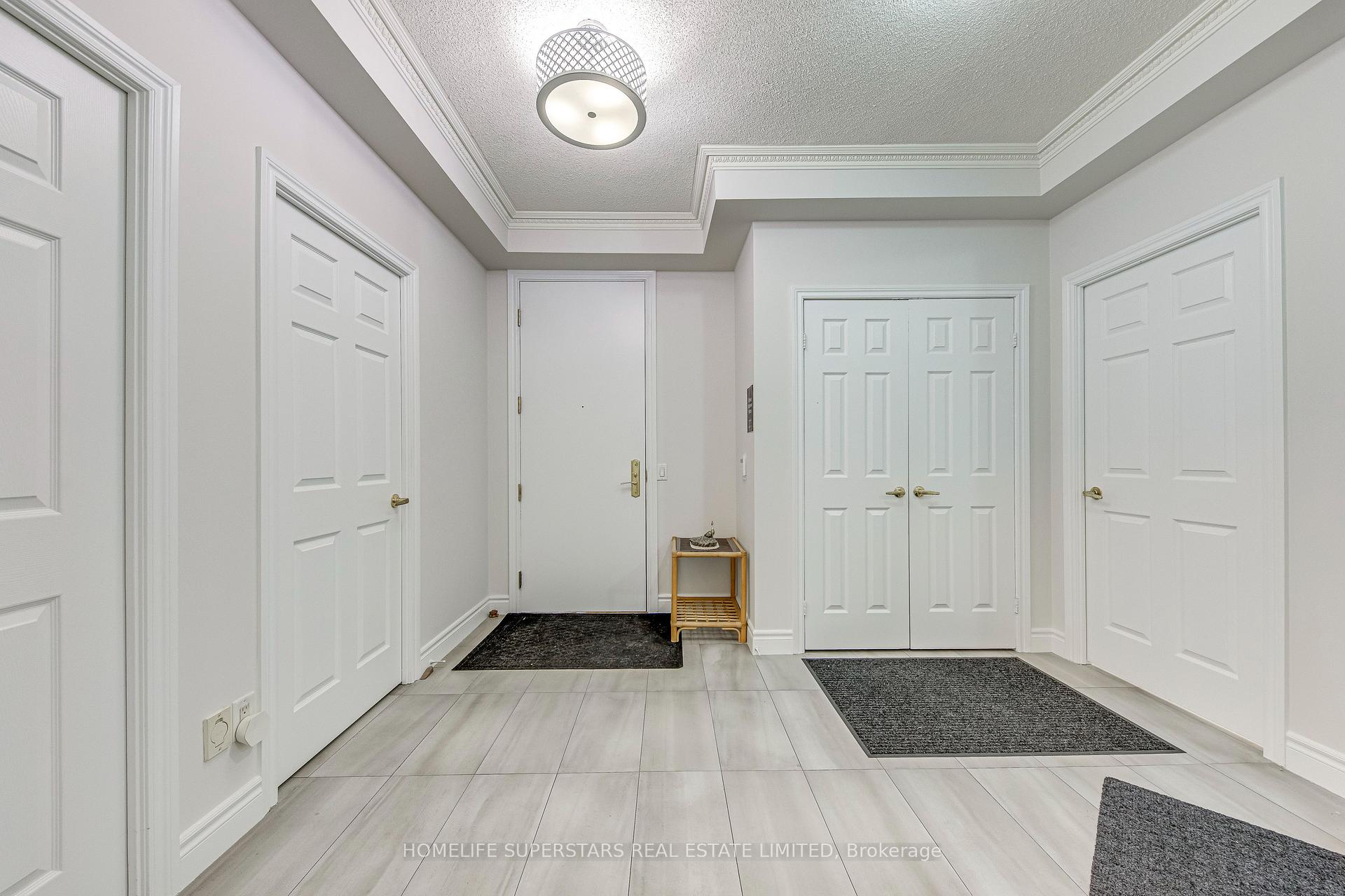 3 Bedrooms Condo at 25 Kingsbridge Garden, Mississauga For sale