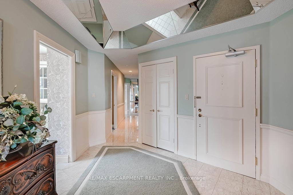 2 Bedrooms Condo at 2220 Lakeshore, Burlington For sale