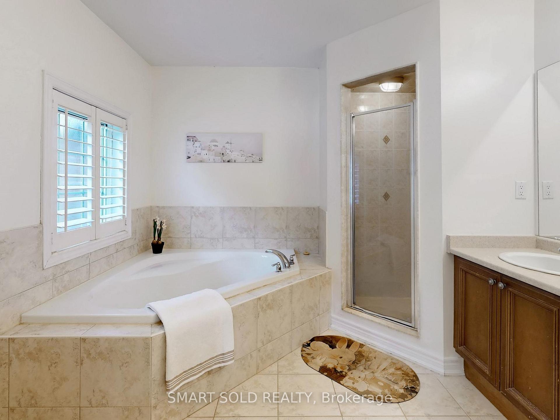 4 Bedrooms Condo at 230 Paisley, Mississauga For sale
