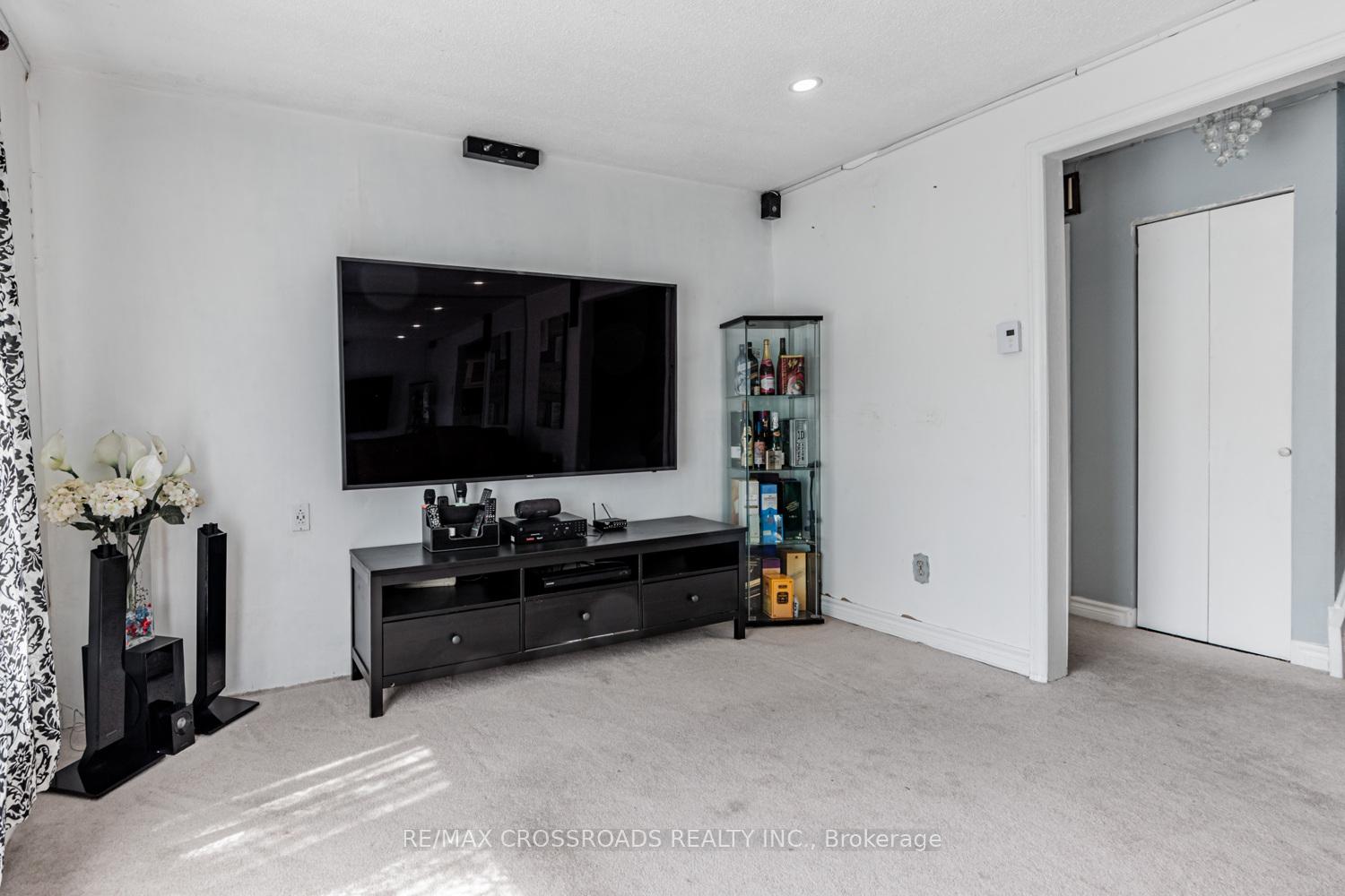 4 Bedrooms Condo at 43 Courville Coachway, Toronto For sale