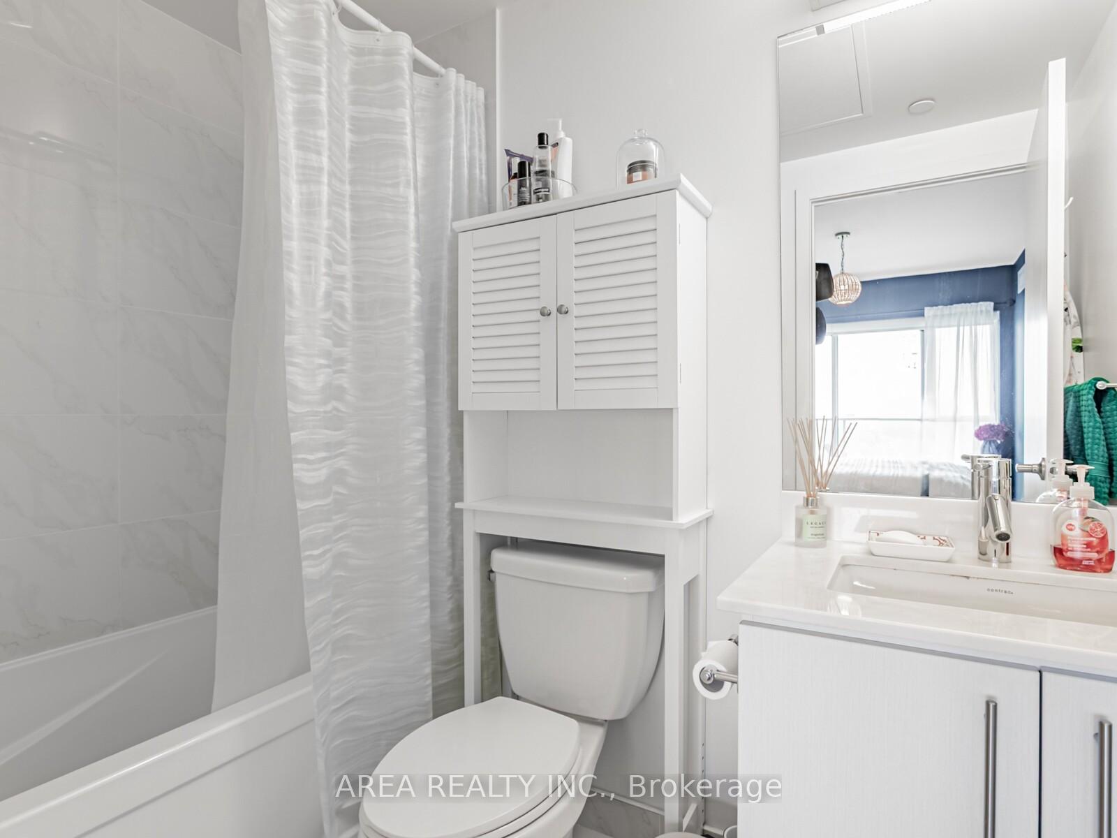 2 Bedrooms Condo at 58 Orchard View, Toronto For sale