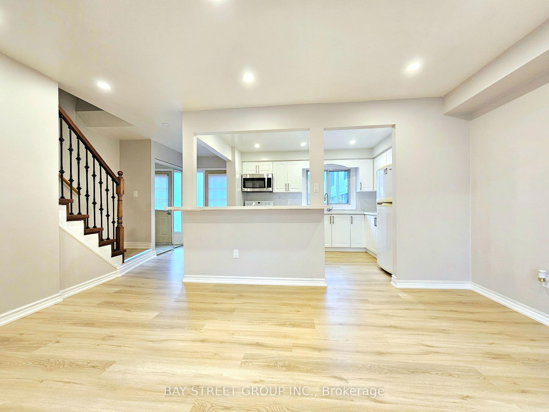 3 Bedrooms Condo at 2779 Gananoque, Mississauga For sale