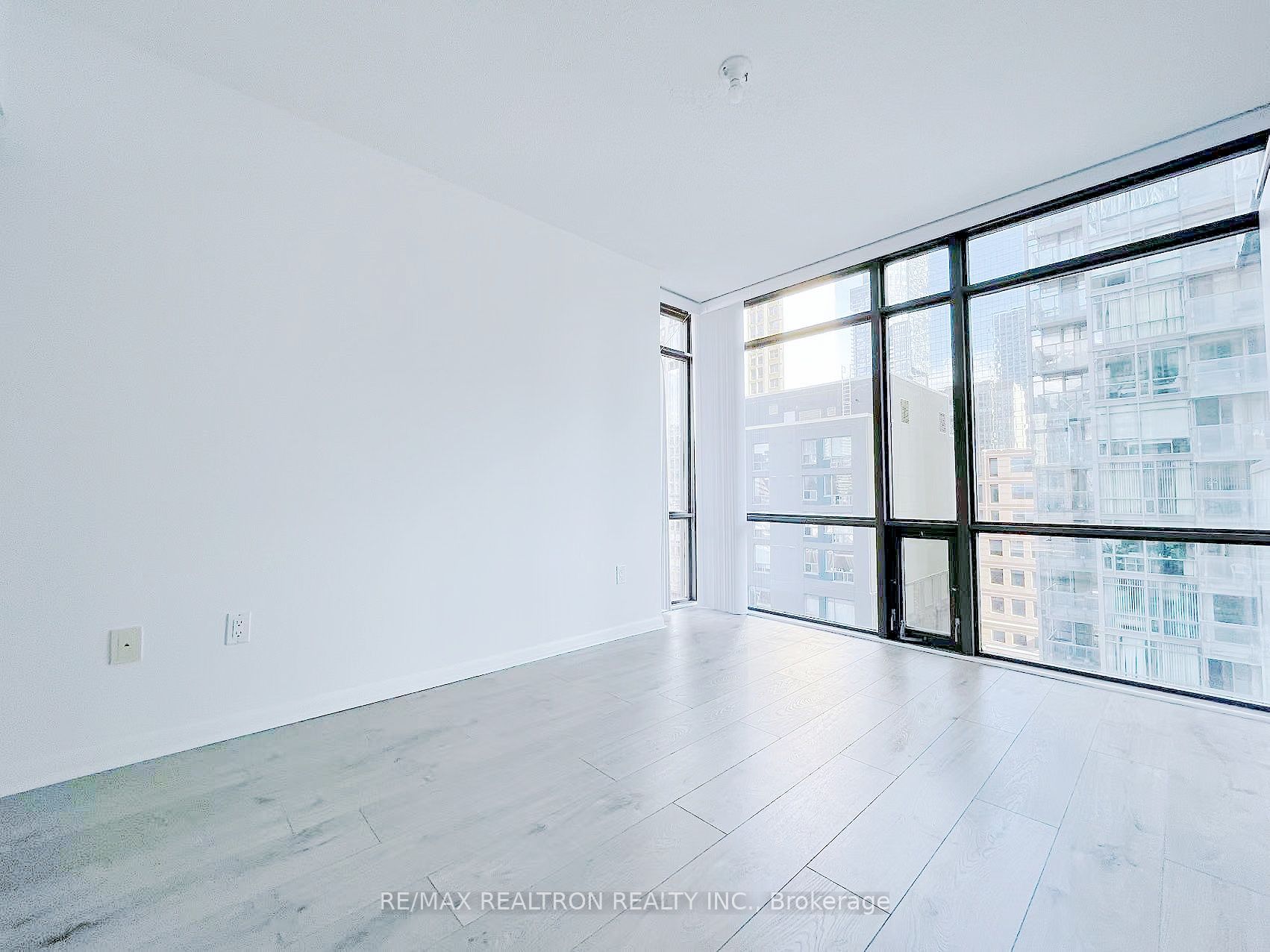 37 Grosvenor Street, #1009