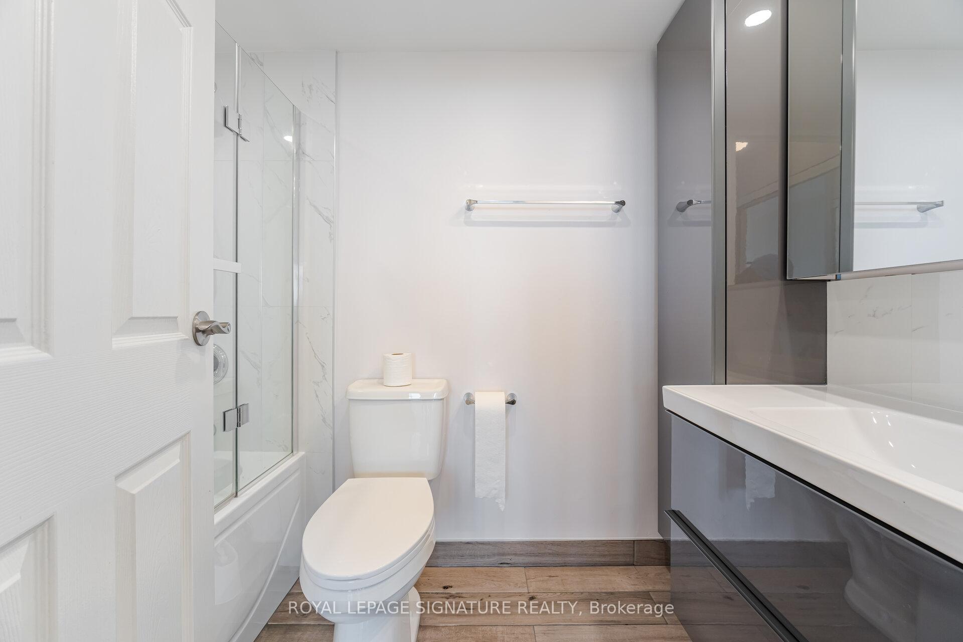 3 Bedrooms Condo at 10 Markbrook, Toronto For sale