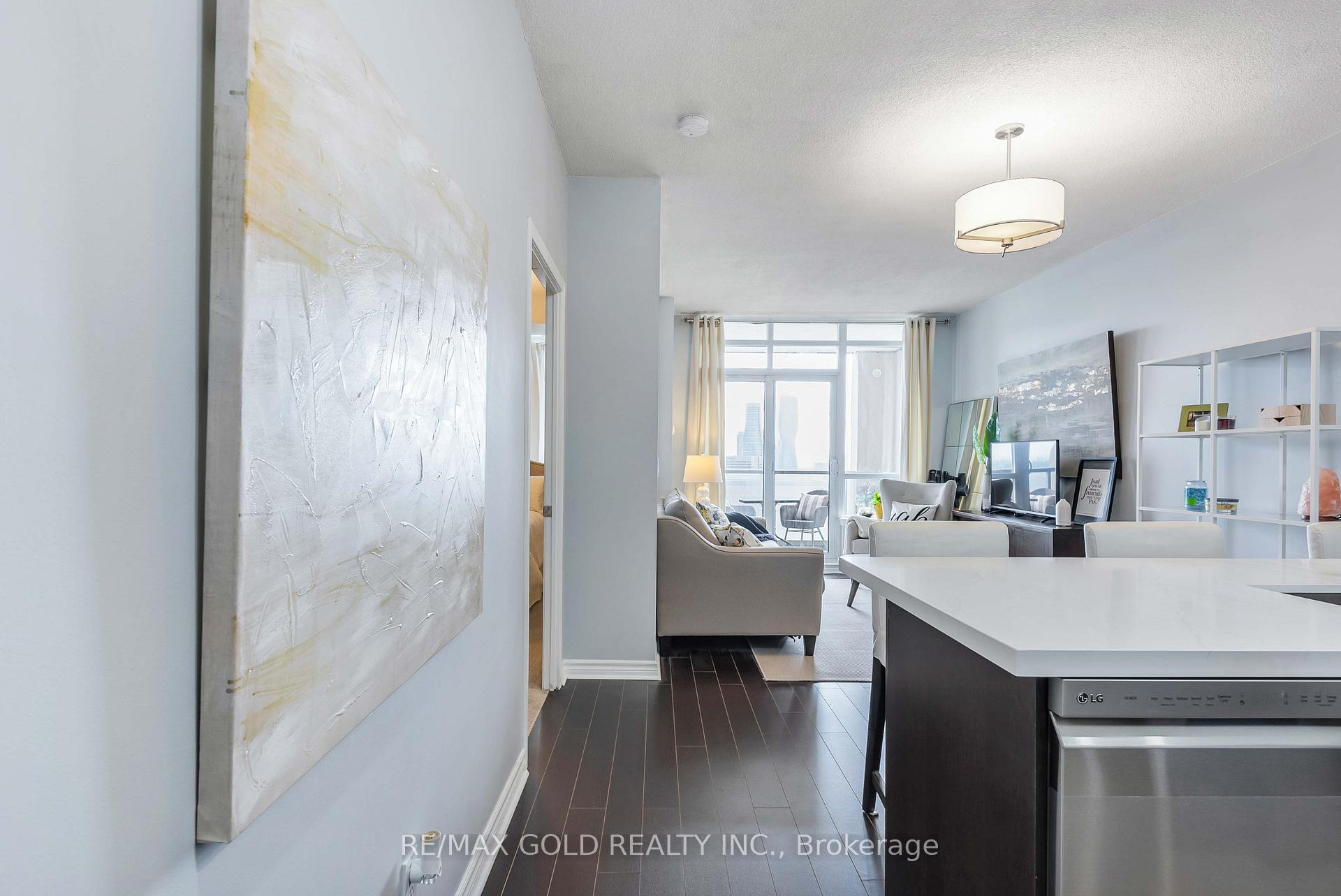 2 Bedrooms Condo at 388 Prince Of Wales, Mississauga For sale