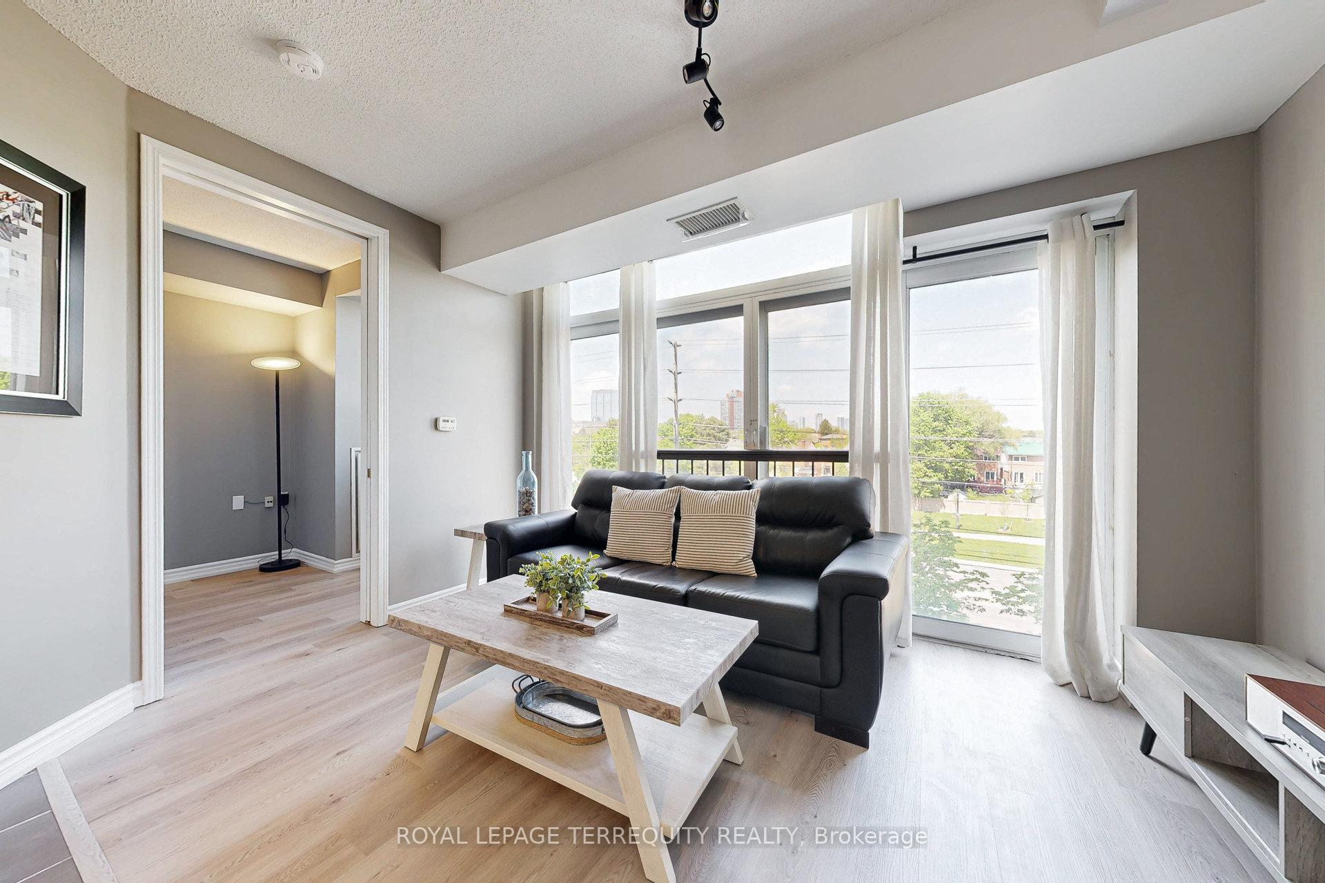2 Bedrooms Condo at 200 Burnhamthorpe, Mississauga For sale