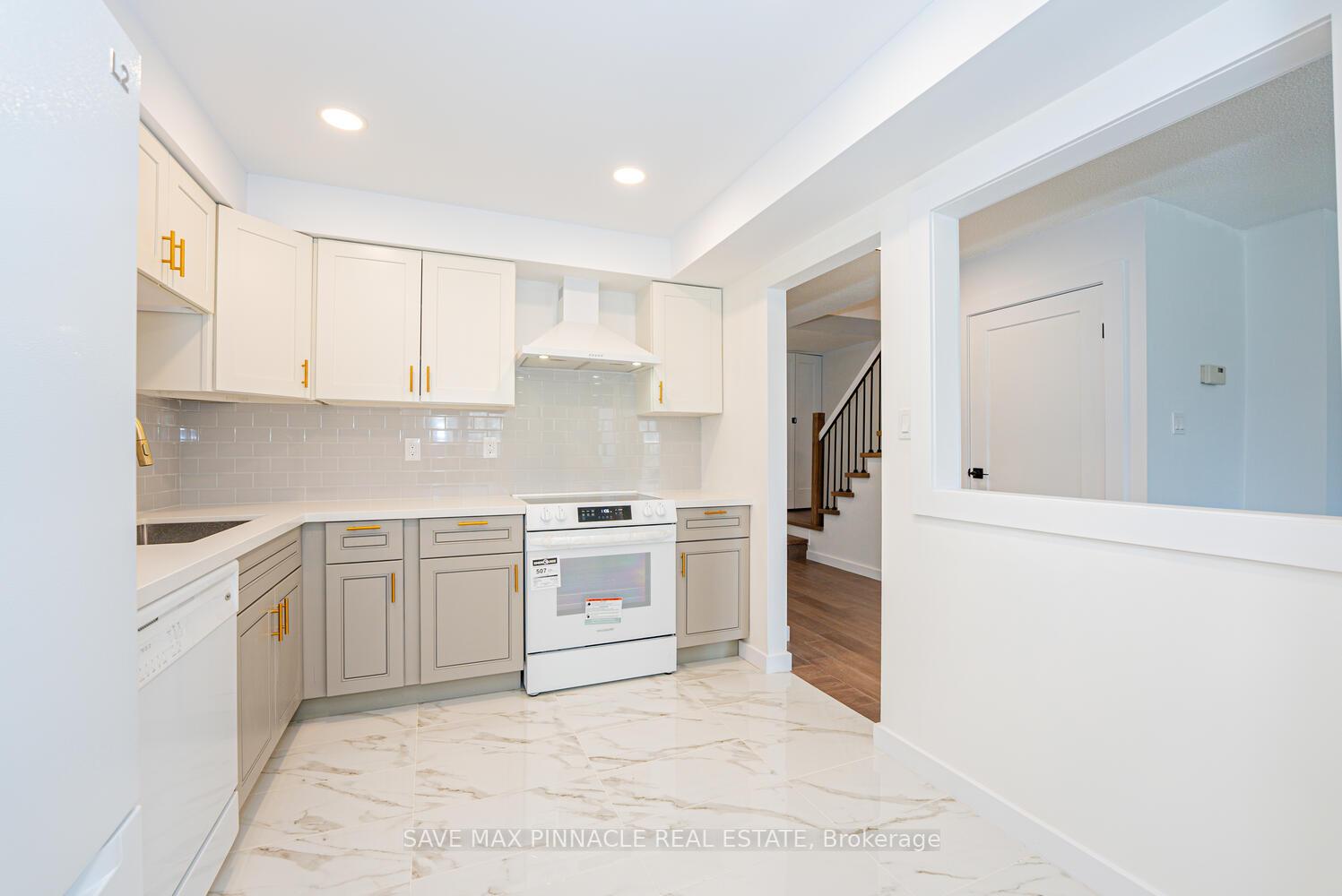 4 Bedrooms Condo at 2120 Rathburn,  Mississauga For sale