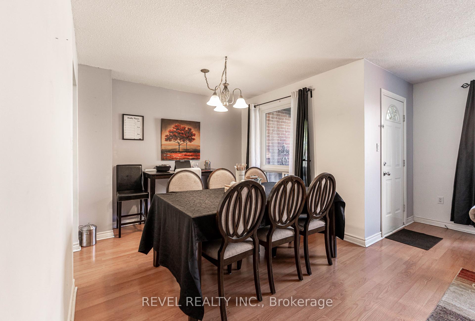 3 Bedrooms Condo at 25 Redbury,  Hamilton For sale