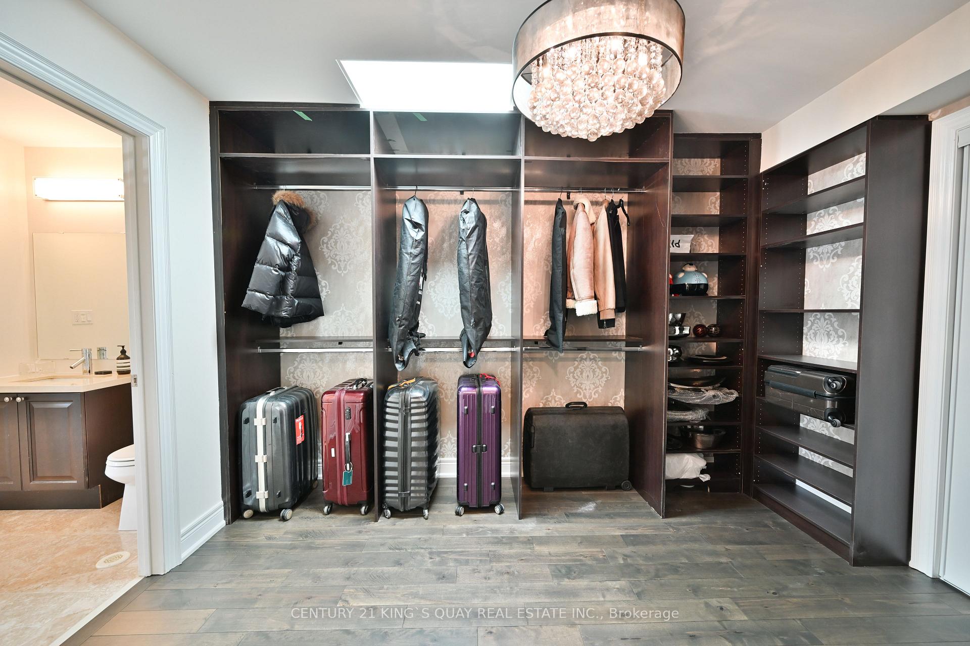 3 Bedrooms Condo at 40 Hargrave,  Toronto For sale