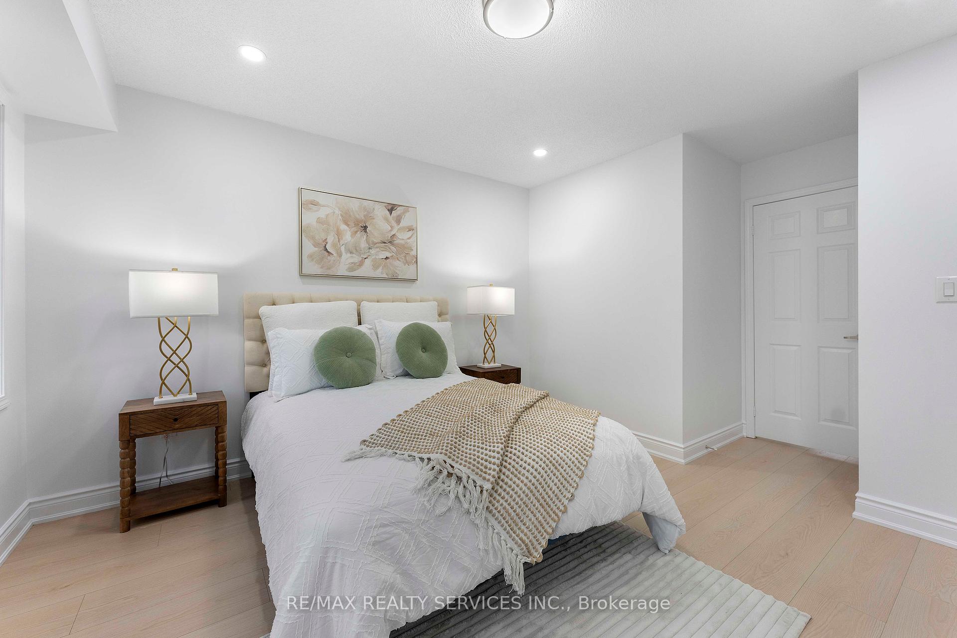 4 Bedrooms Condo at 80 Acorn, Mississauga For sale