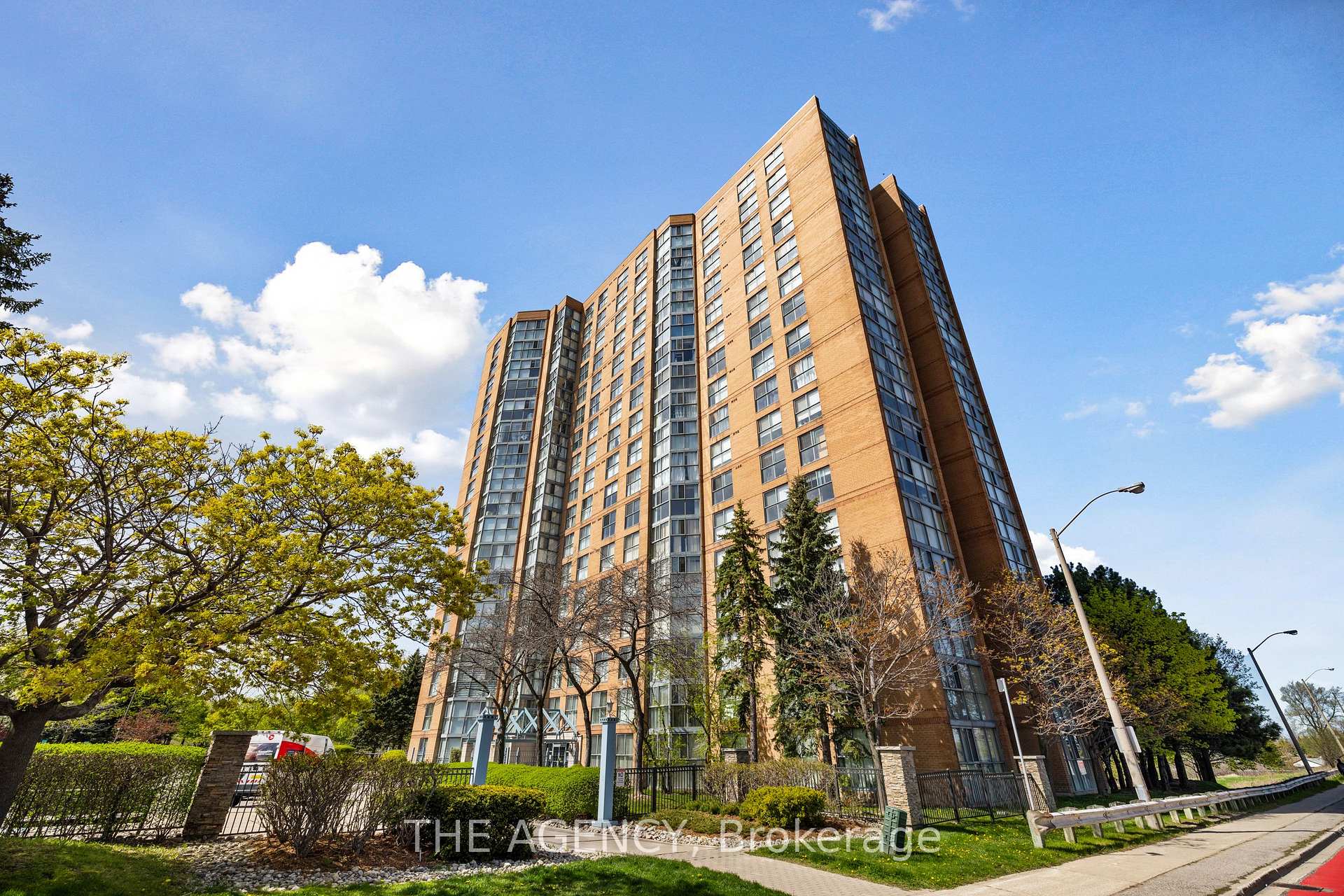 2 Bedrooms Condo at 90 Dale, Toronto For sale