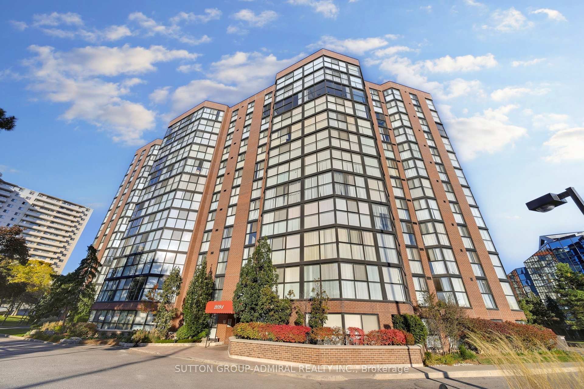 2 Bedrooms Condo at 2091 Hurontario, Mississauga For sale