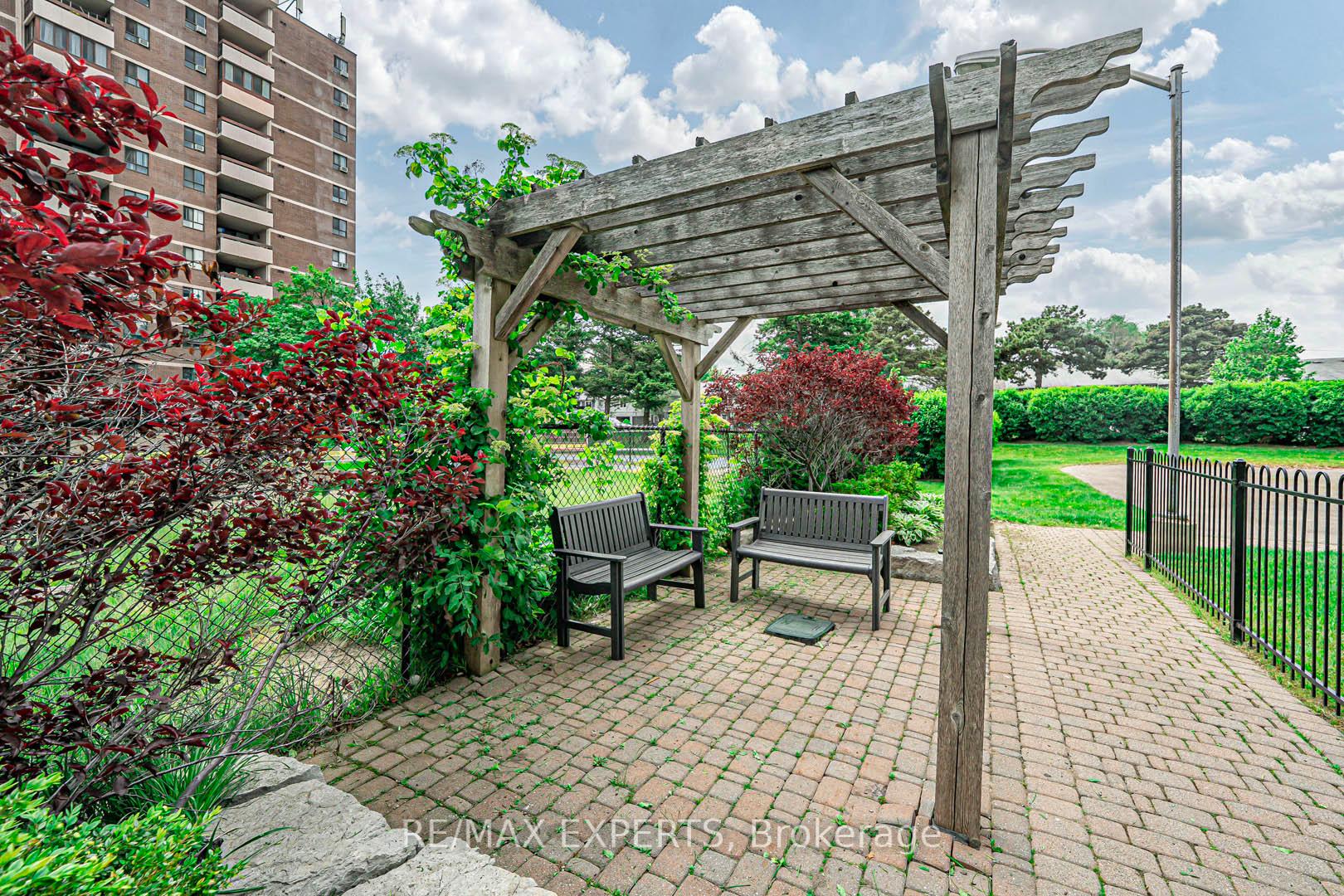 3 Bedrooms Condo at 1625 Bloor, Mississauga For sale