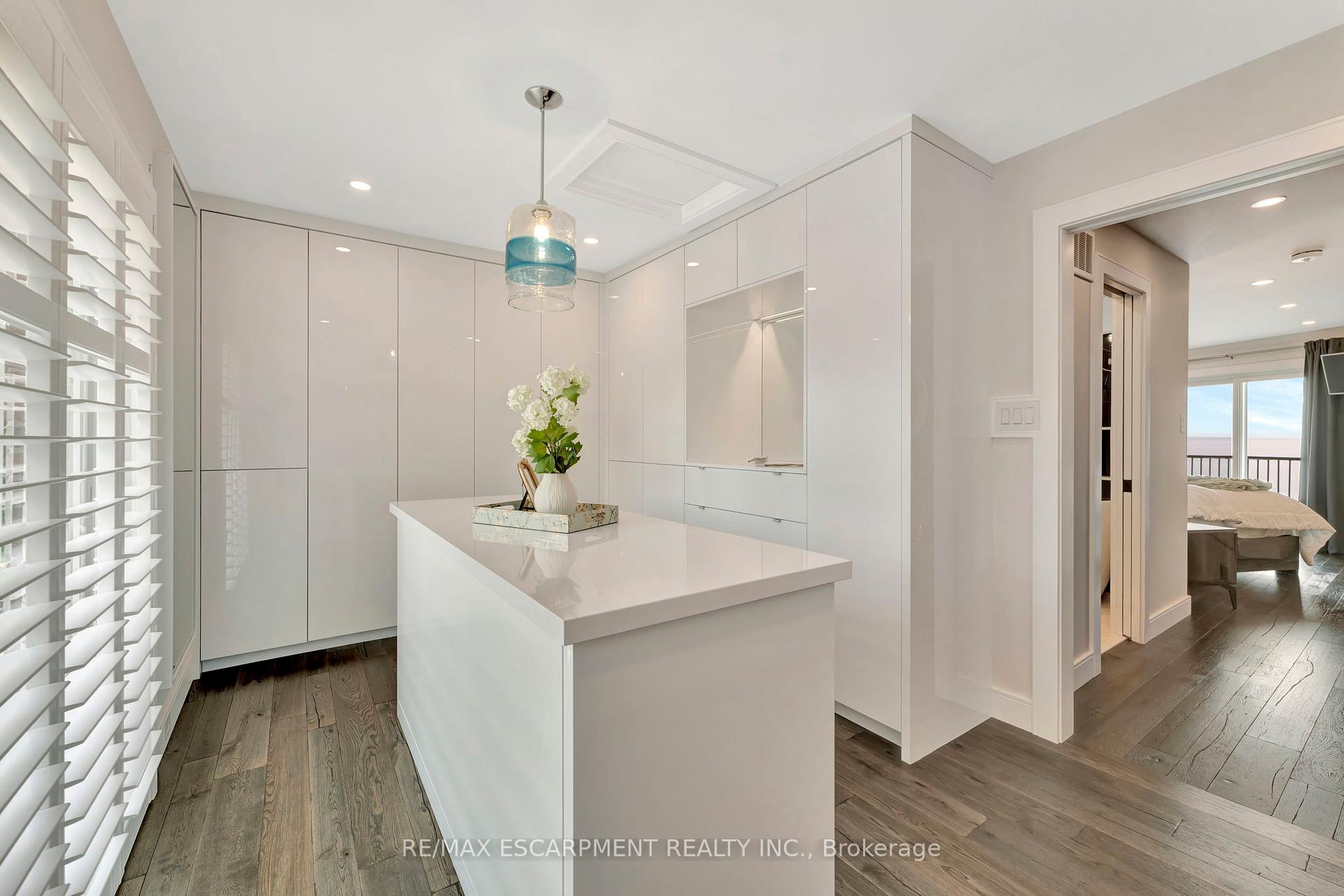 1 Bedroom Condo at 2136 Old Lakeshore, Burlington For sale