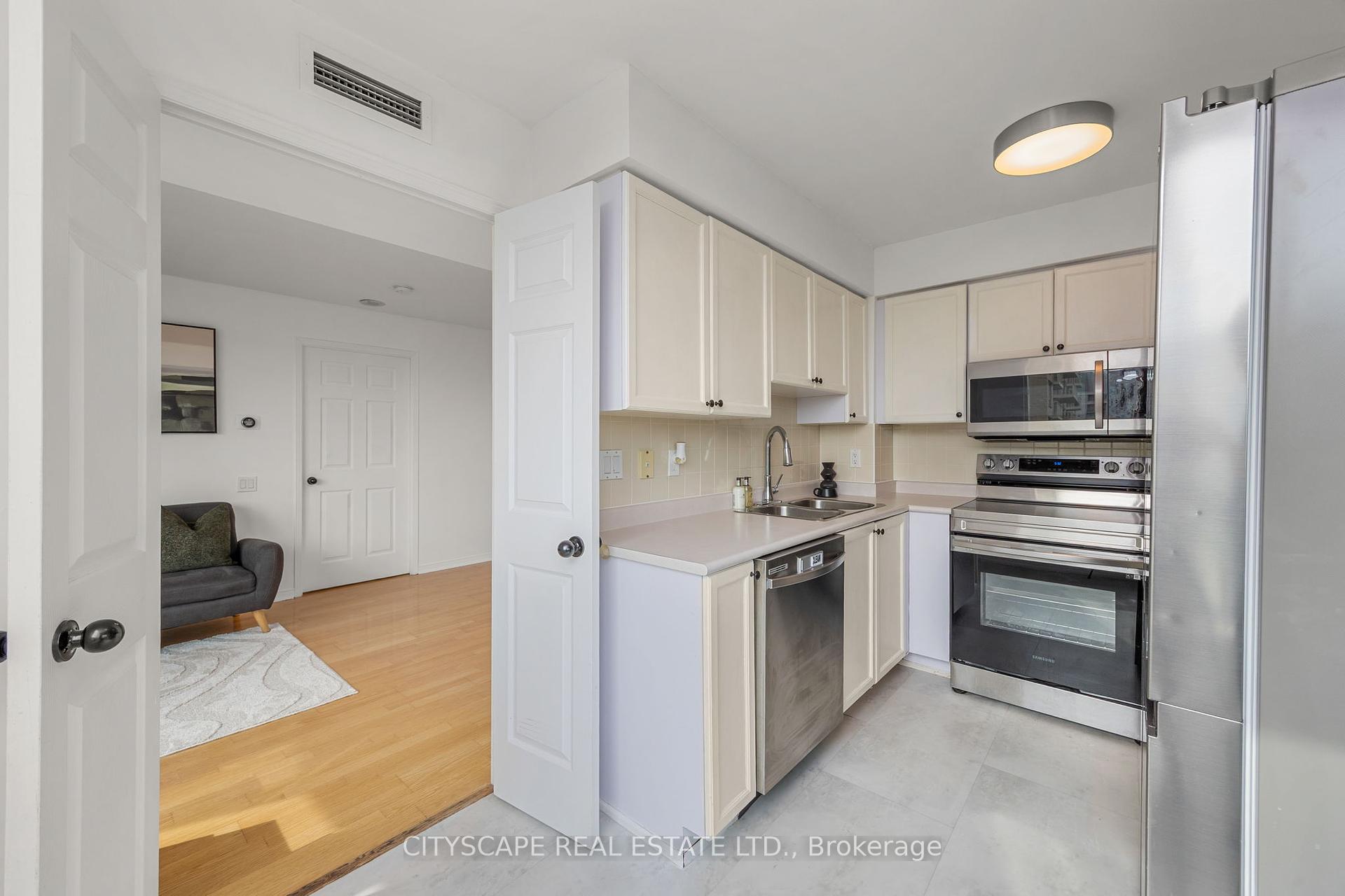 2 Bedrooms Condo at 5 Emerald, Vaughan For sale