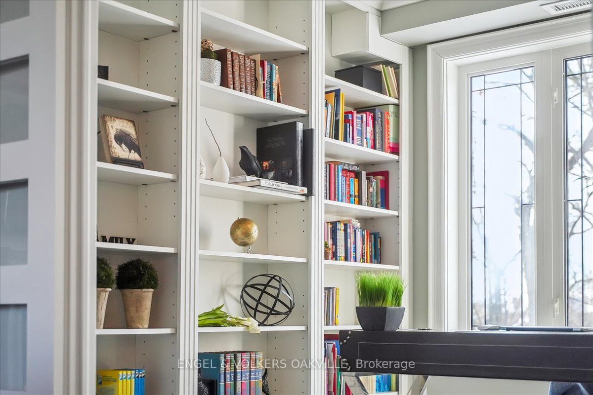 390 Upper Middle Road E, #306