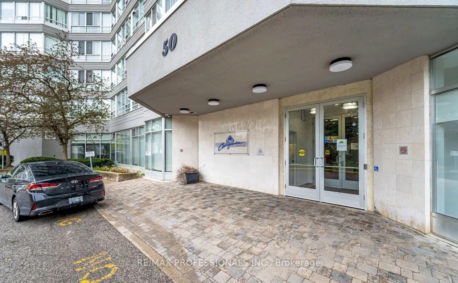 2 Bedrooms Condo at 50 Kingsbridge Garden, Mississauga For sale