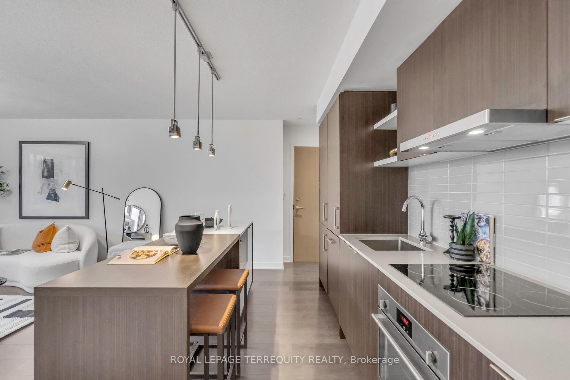 1 Bedroom Condo at 88 Harbour, Toronto For sale