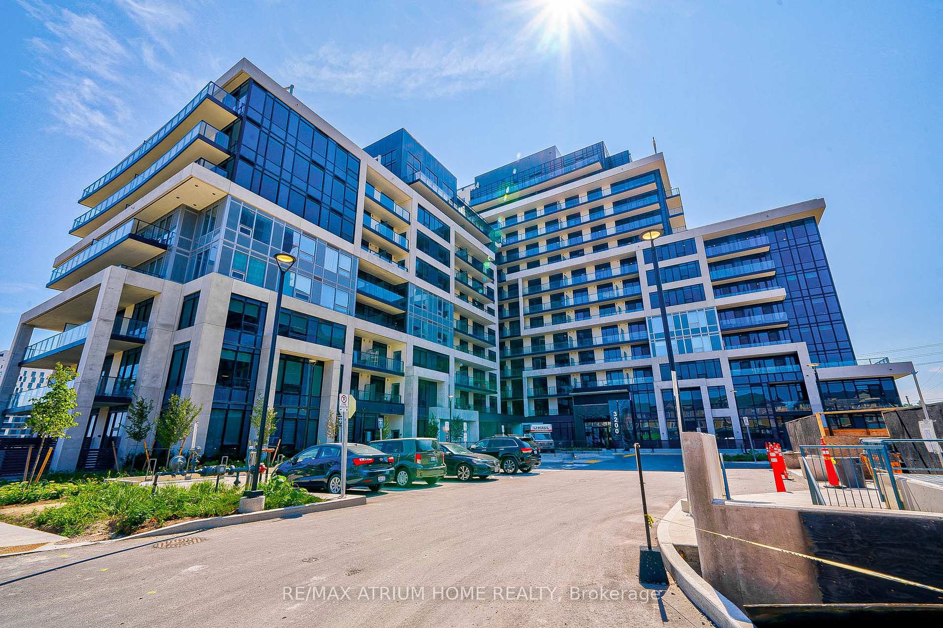 2 Bedrooms Condo at 3200 William Coltson,  Oakville For sale