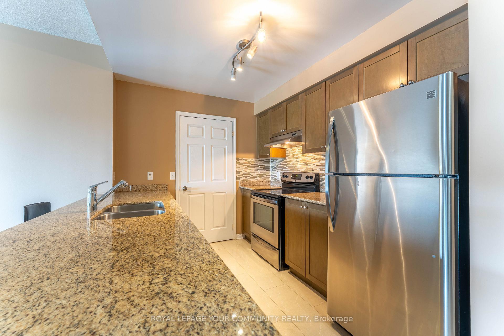 3 Bedrooms Condo at 1 Maison Parc, Vaughan For sale