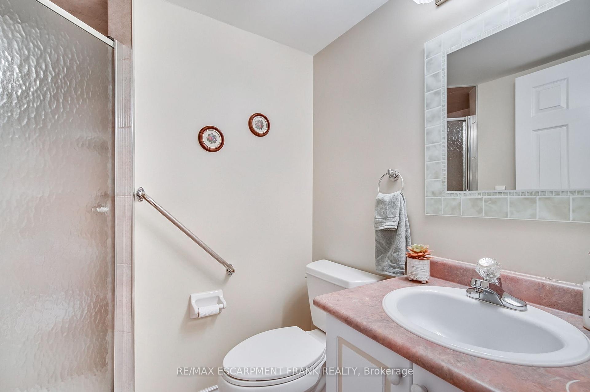 2 Bedrooms Condo at 970 Golf Links,  Hamilton For sale
