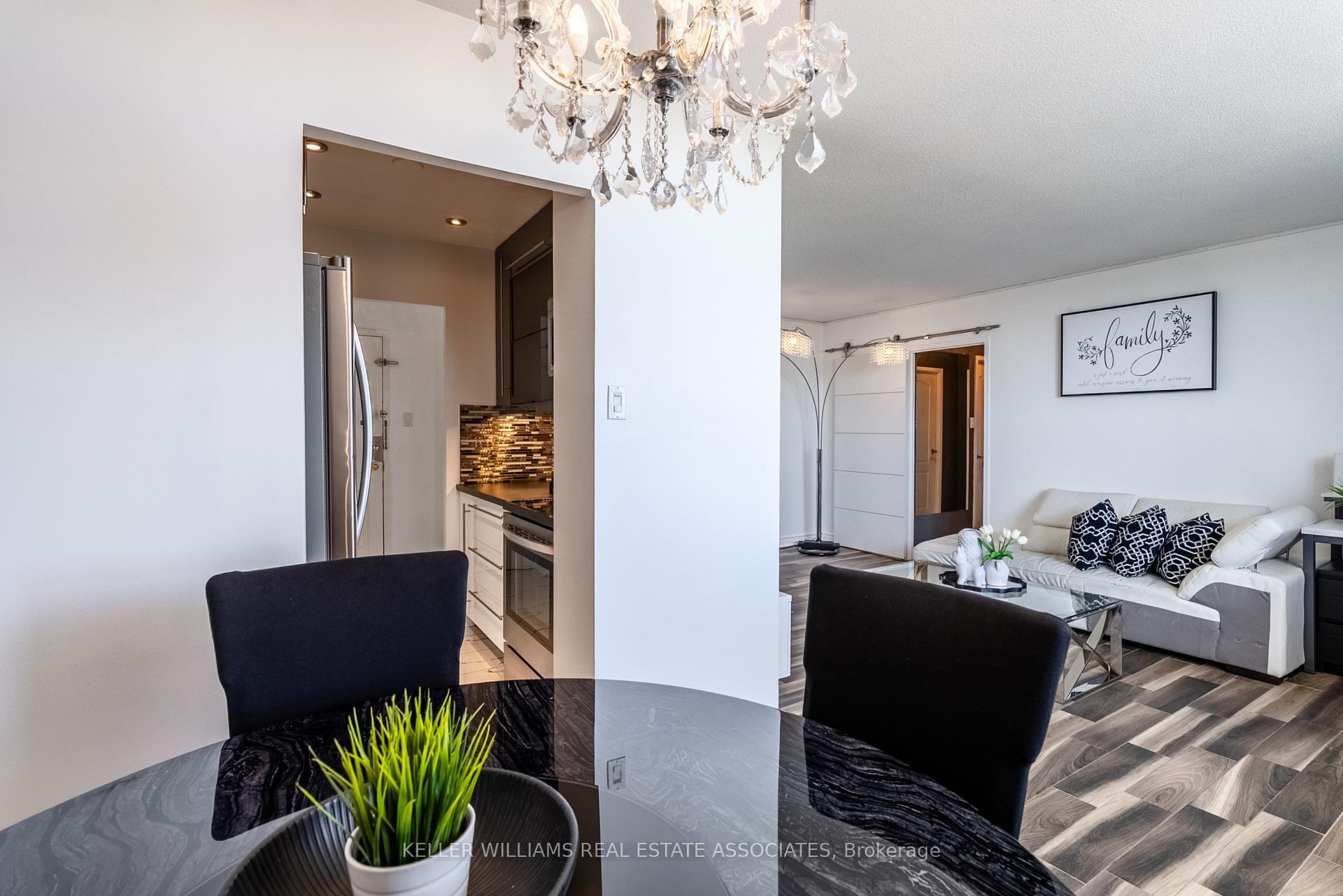 2 Bedrooms Condo at 3145 Queen Frederica, Mississauga For sale