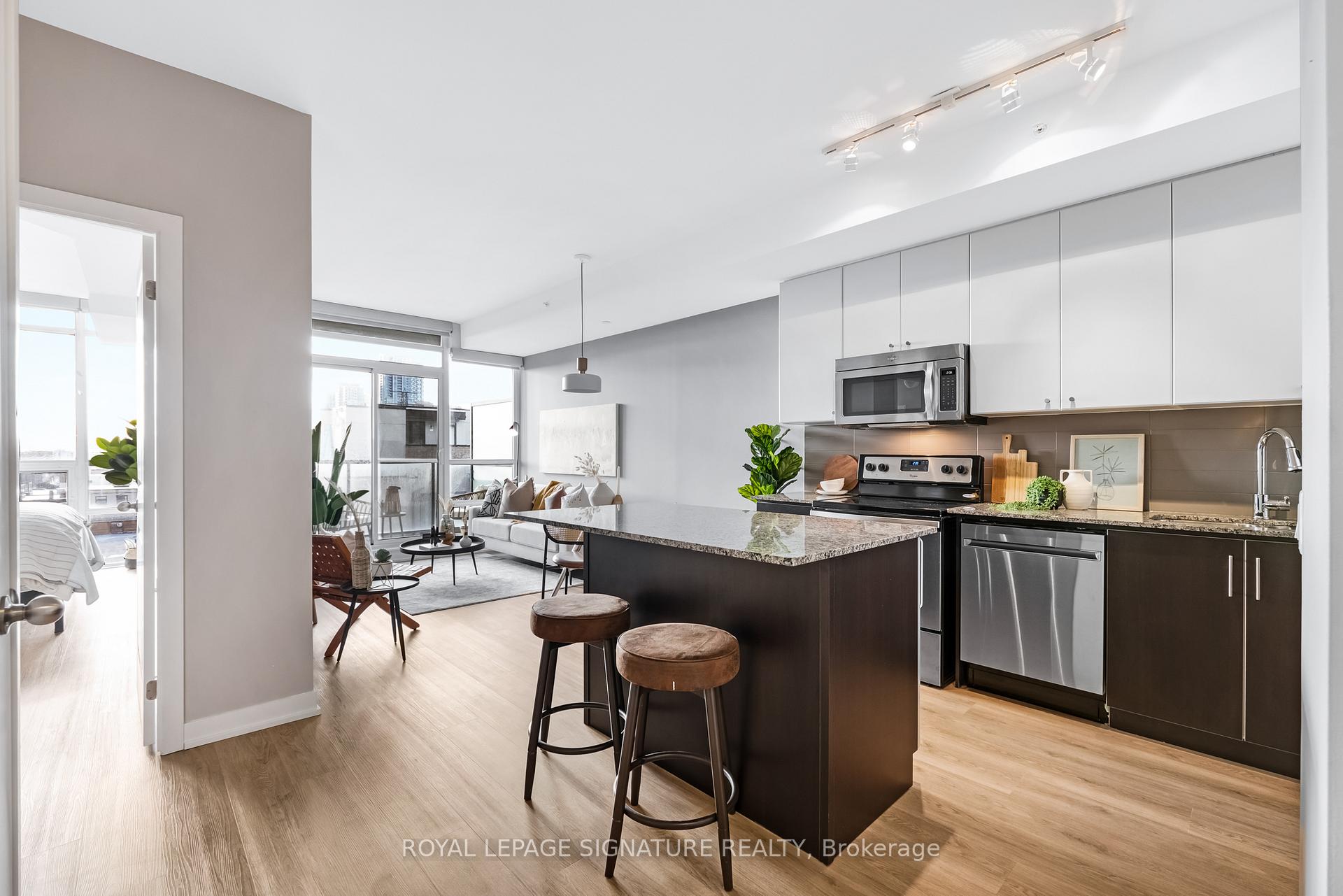 2 Bedrooms Condo at 8 Fieldway, Toronto For sale