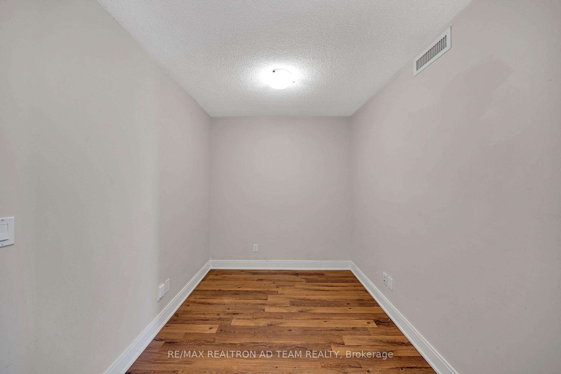 2 Bedrooms Condo at 125 Village Green, Toronto For sale