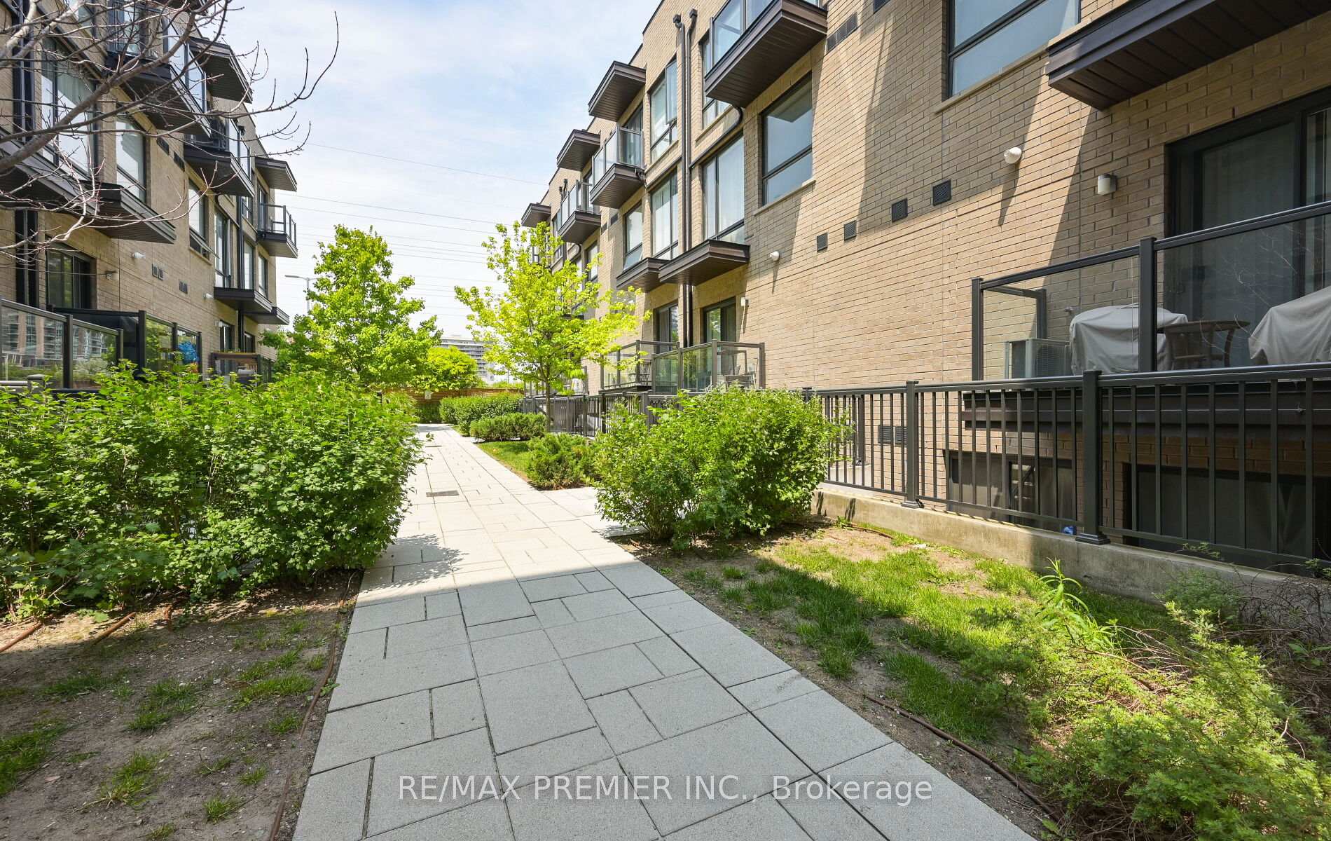 1 Bedroom Condo at 30 Fieldway, Toronto For sale