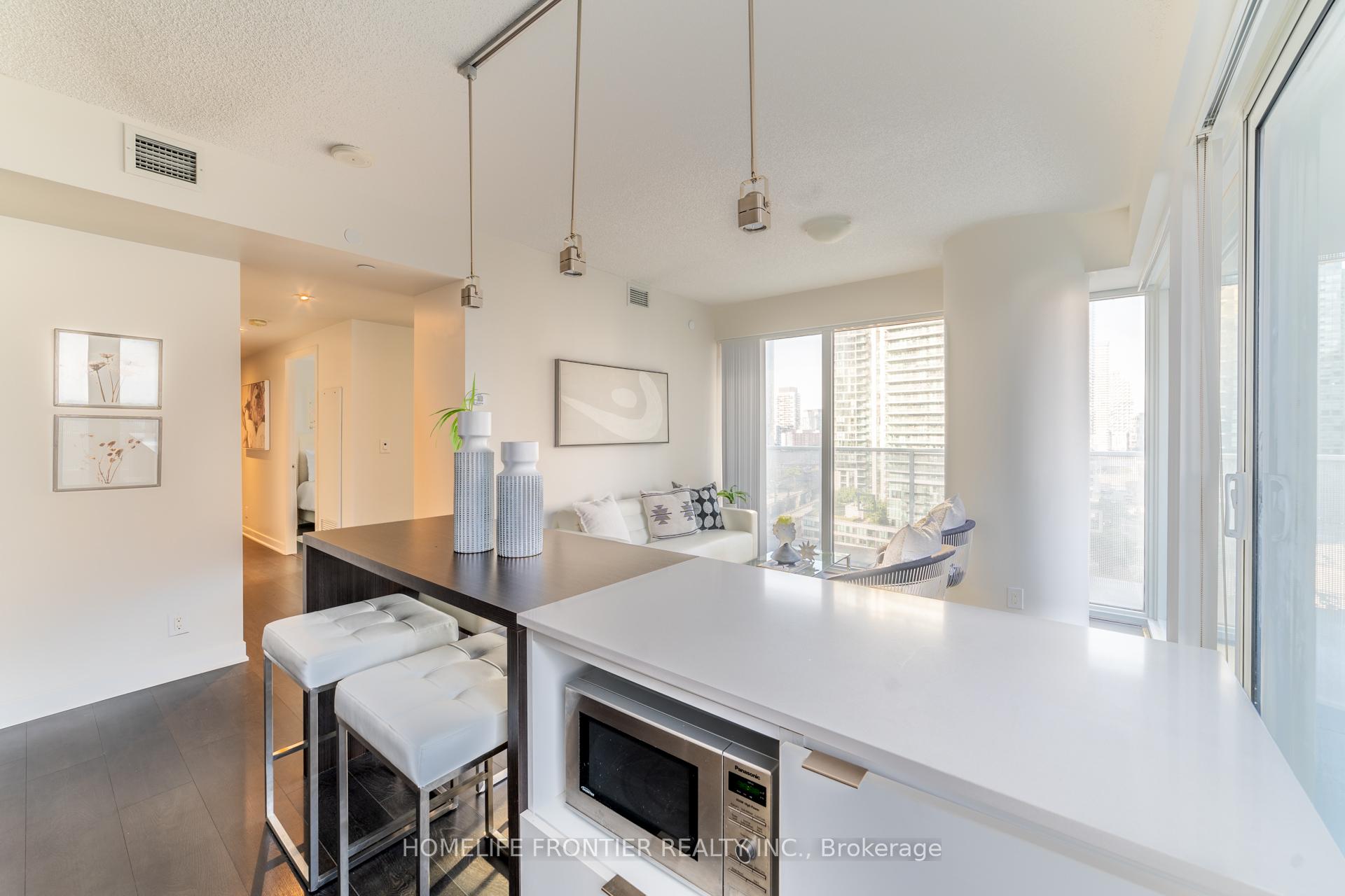 2 Bedrooms Condo at 88 Harbour, Toronto For sale