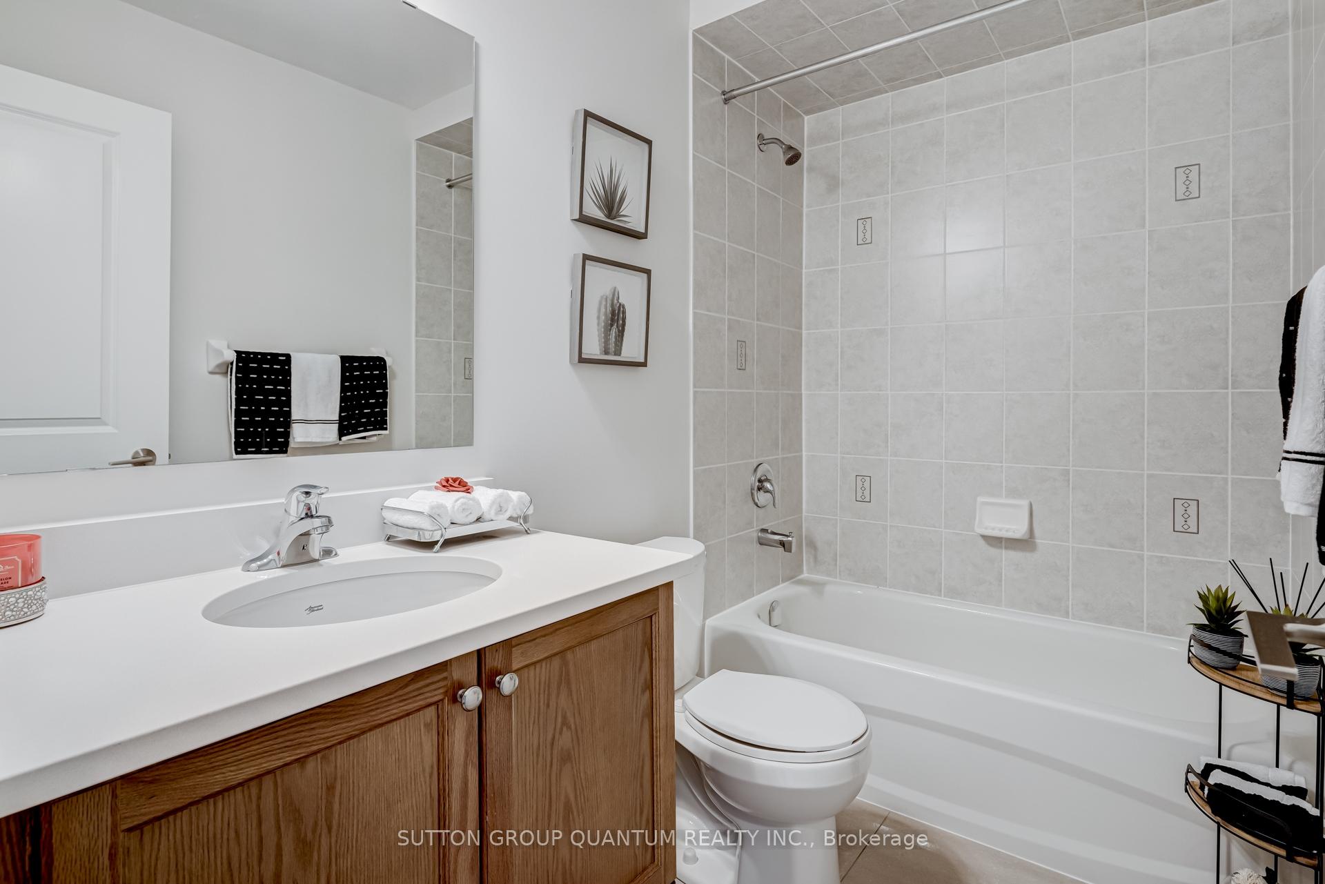 2 Bedrooms Condo at 275 Roxton, Oakville For sale