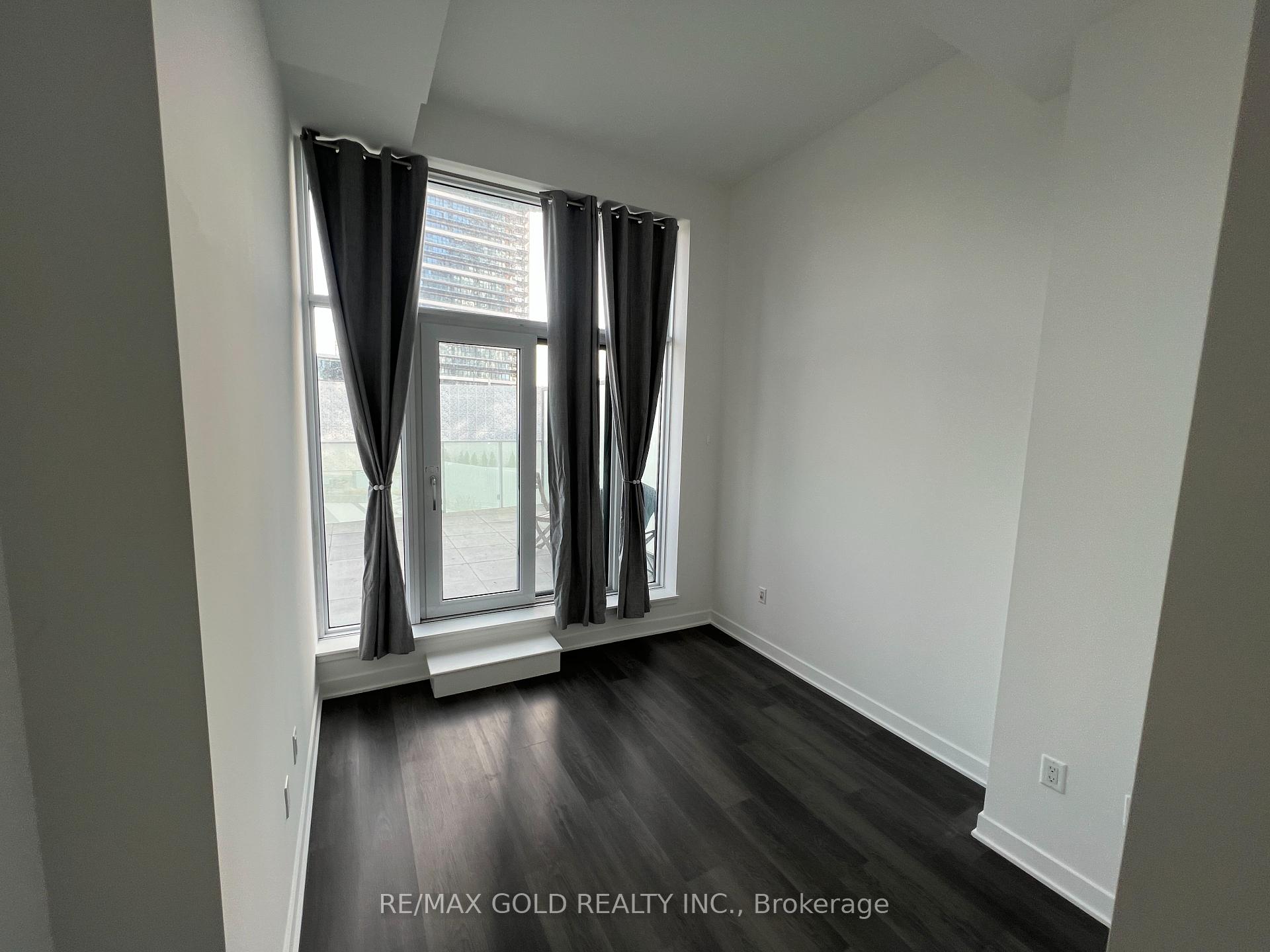 3 Bedrooms Condo at 3900 Confederation,  Mississauga For sale