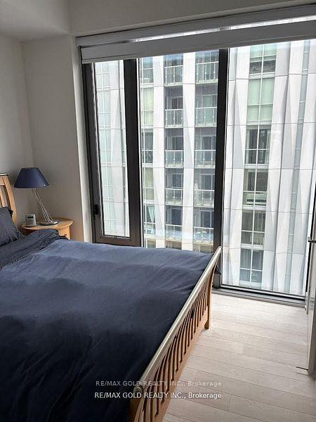 2 Bedrooms Condo at 8 Cumberland, Toronto For sale