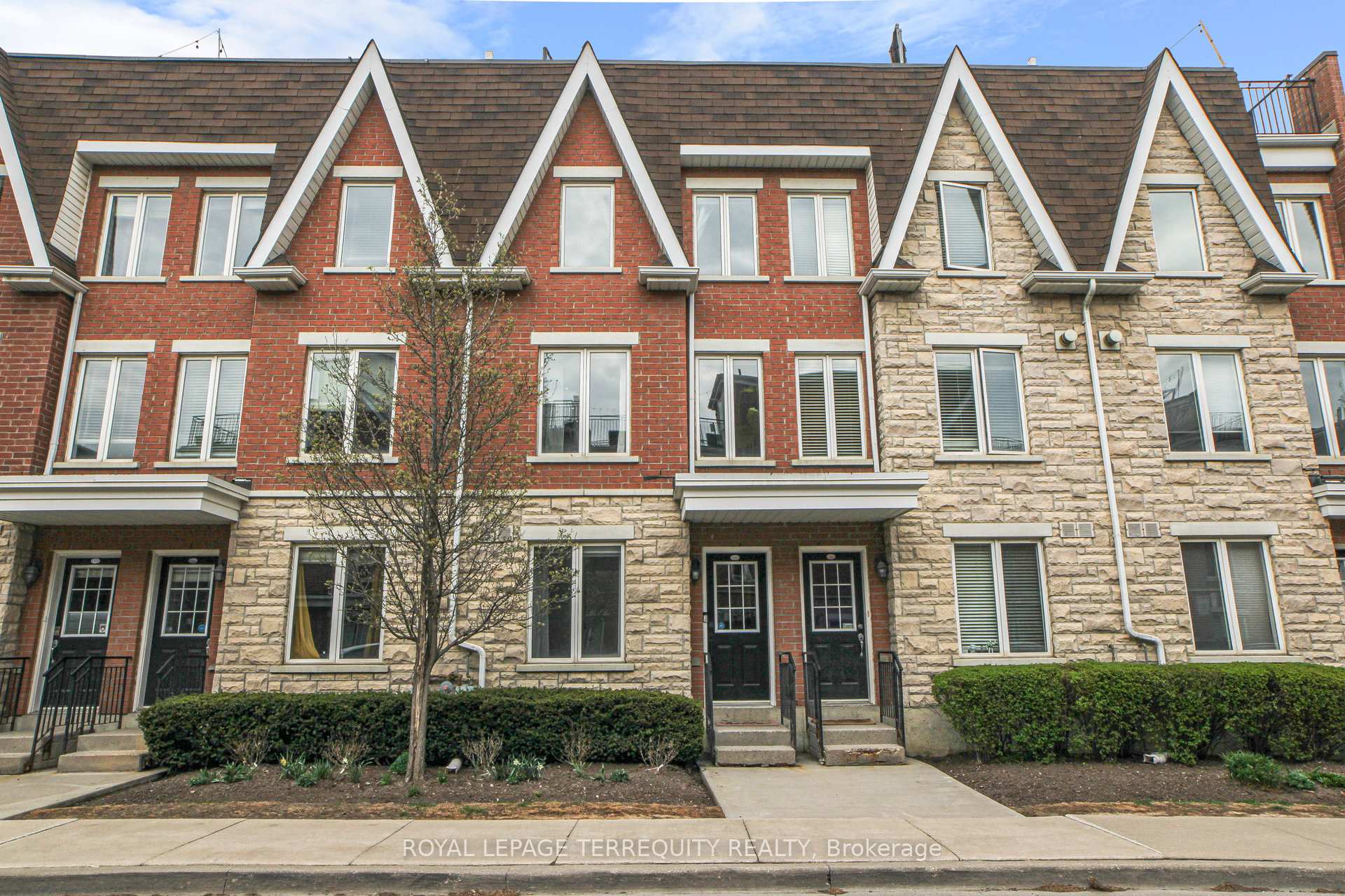 3 Bedrooms Condo at 25 Laidlaw, Toronto For sale