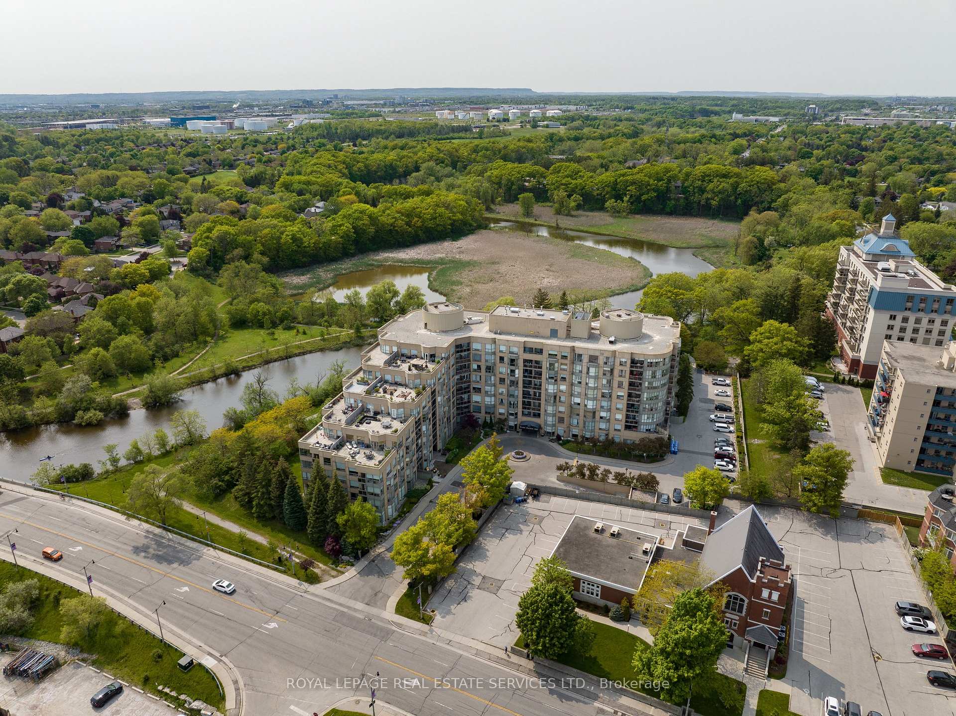 2 Bedrooms Condo at 2511 Lakeshore,  Oakville For sale