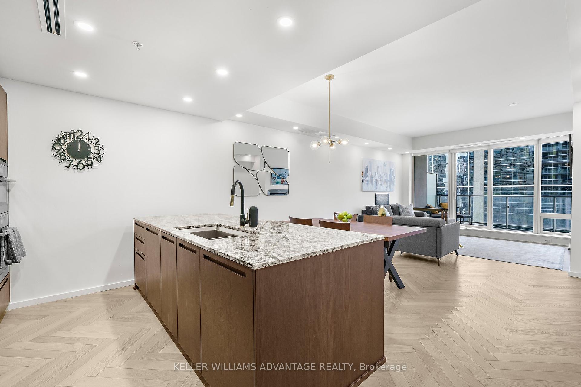 2 Bedrooms Condo at 180 University, Toronto For sale