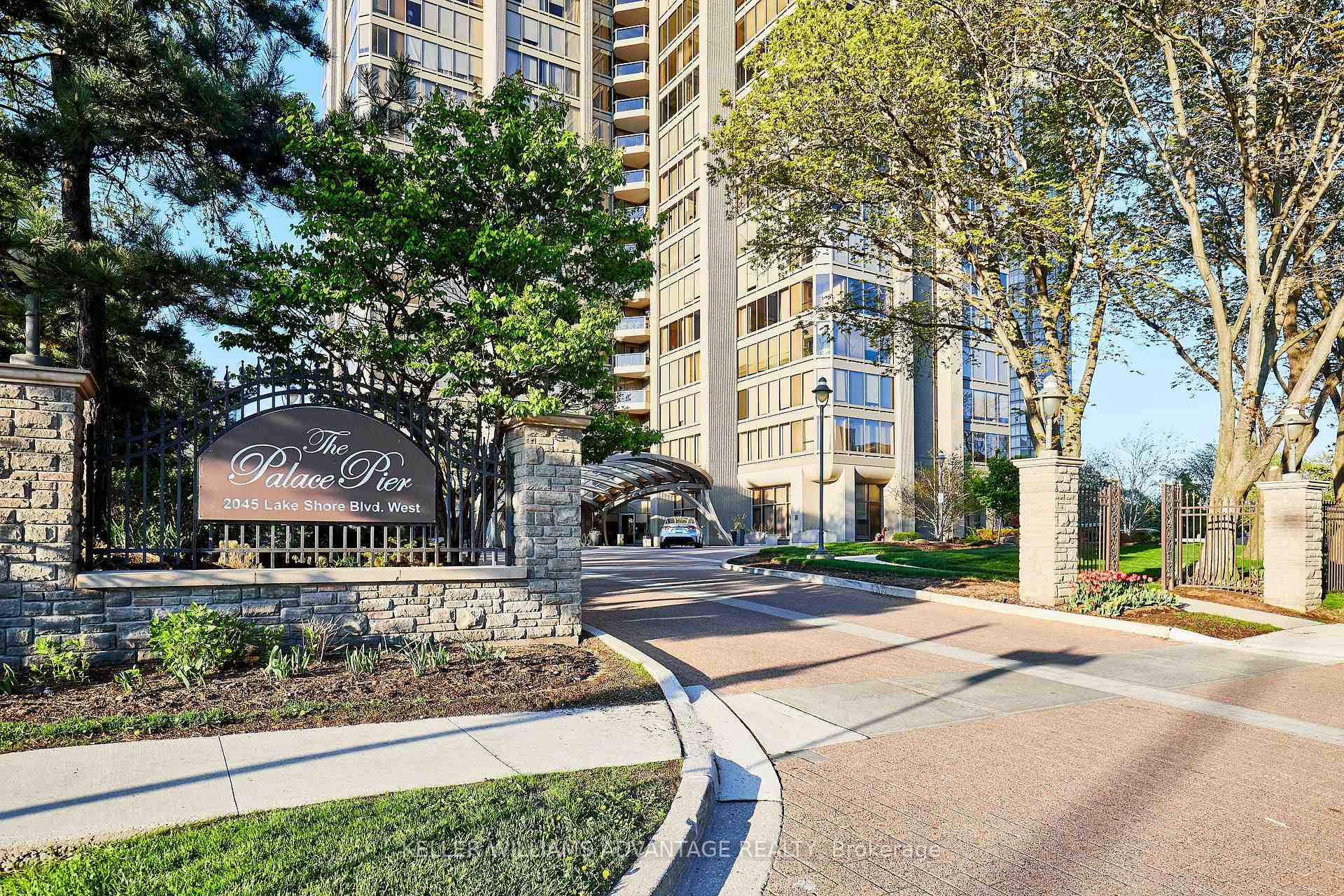2 Bedrooms Condo at 2045 Lake Shore, Toronto For sale