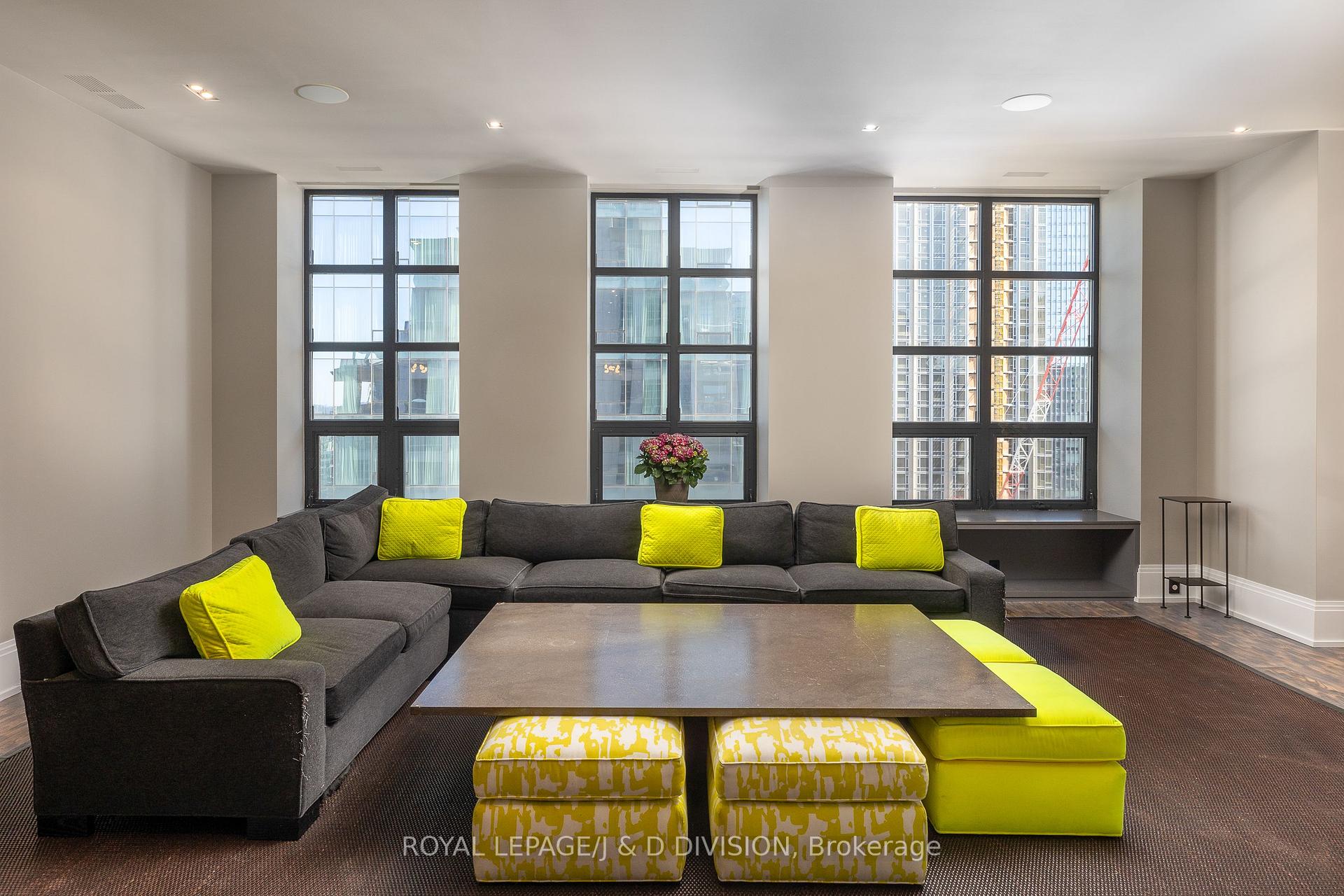 3 Bedrooms Condo at 68 Yorkville,  Toronto For sale