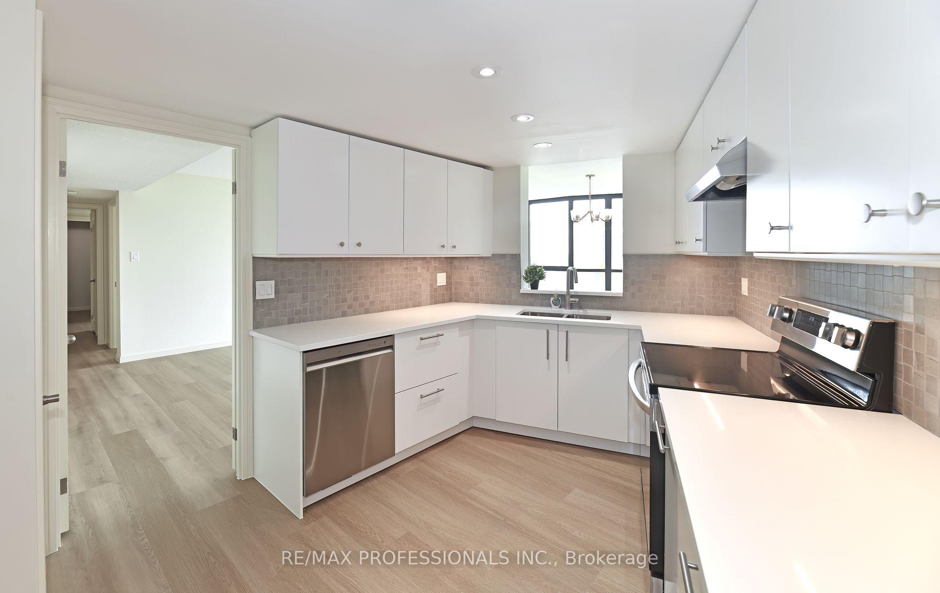 3 Bedrooms Condo at 40 Richview, Toronto For sale