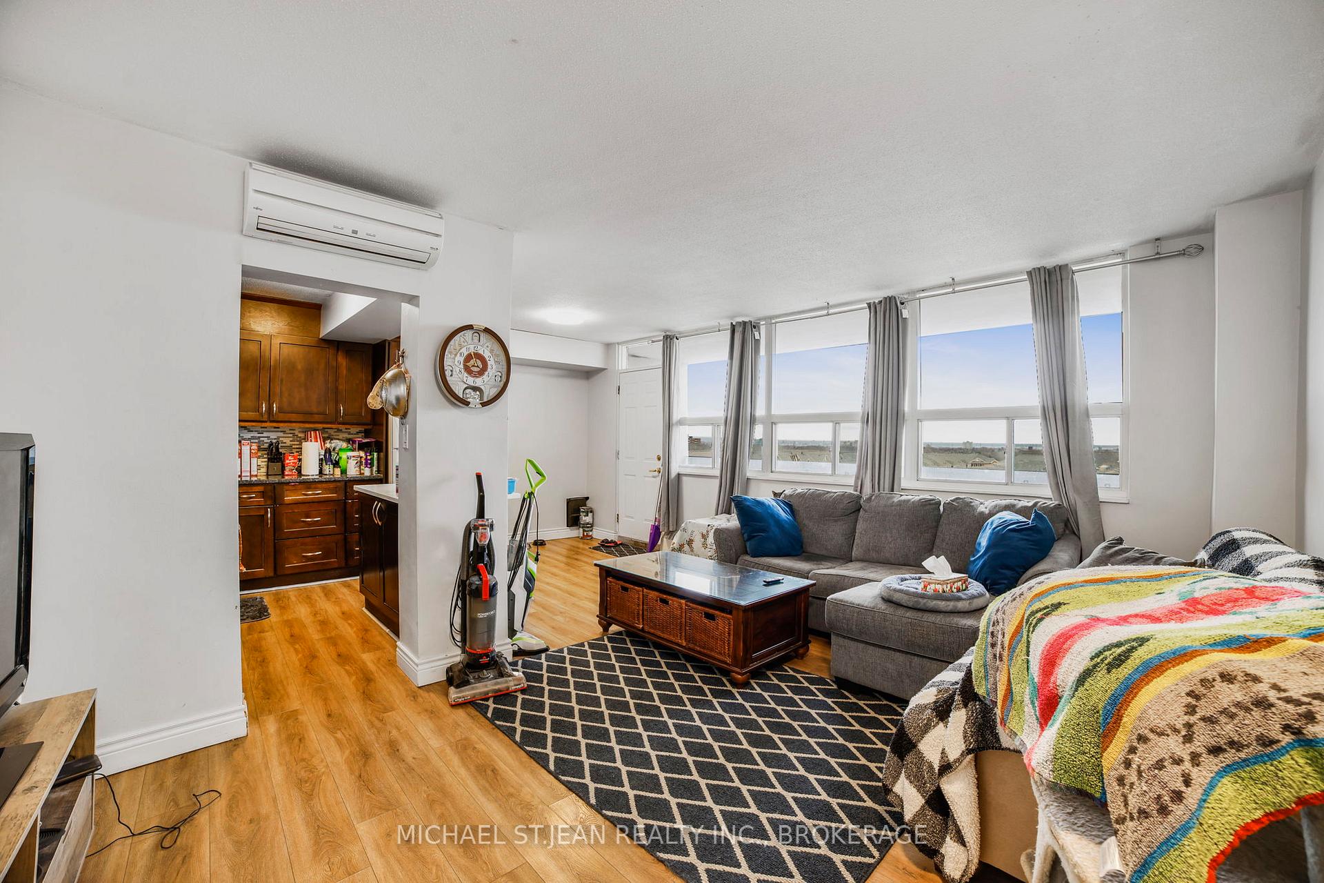 3 Bedrooms Condo at 15 Albright,  Hamilton For sale