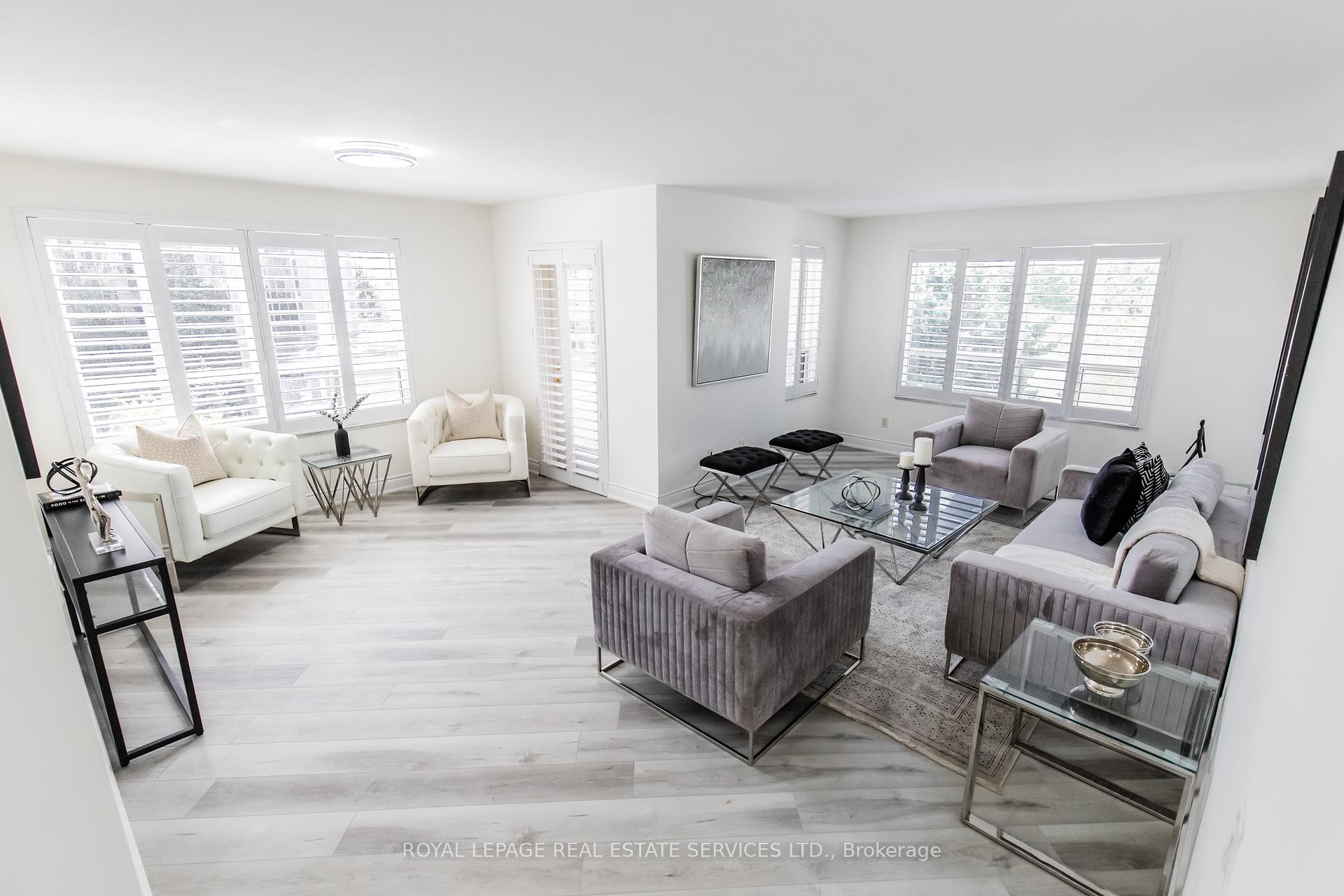 3 Bedrooms Condo at 25 Kingsbridge Garden, Mississauga For sale