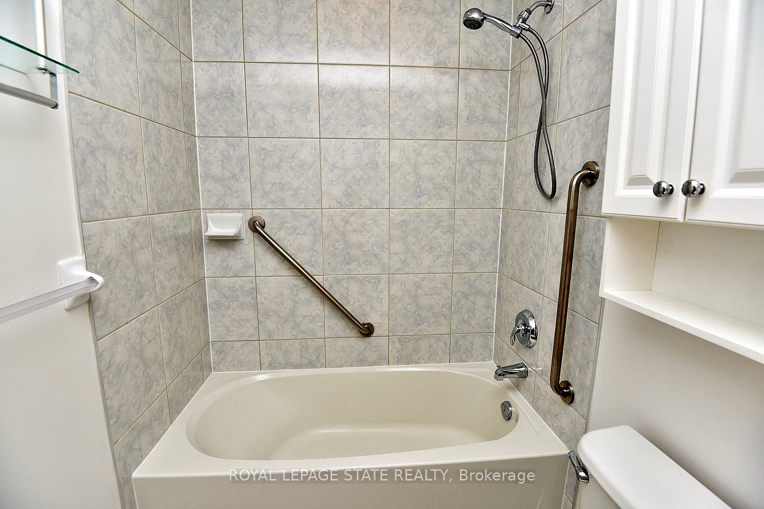 2 Bedrooms Condo at 90 Charlton, Hamilton For sale