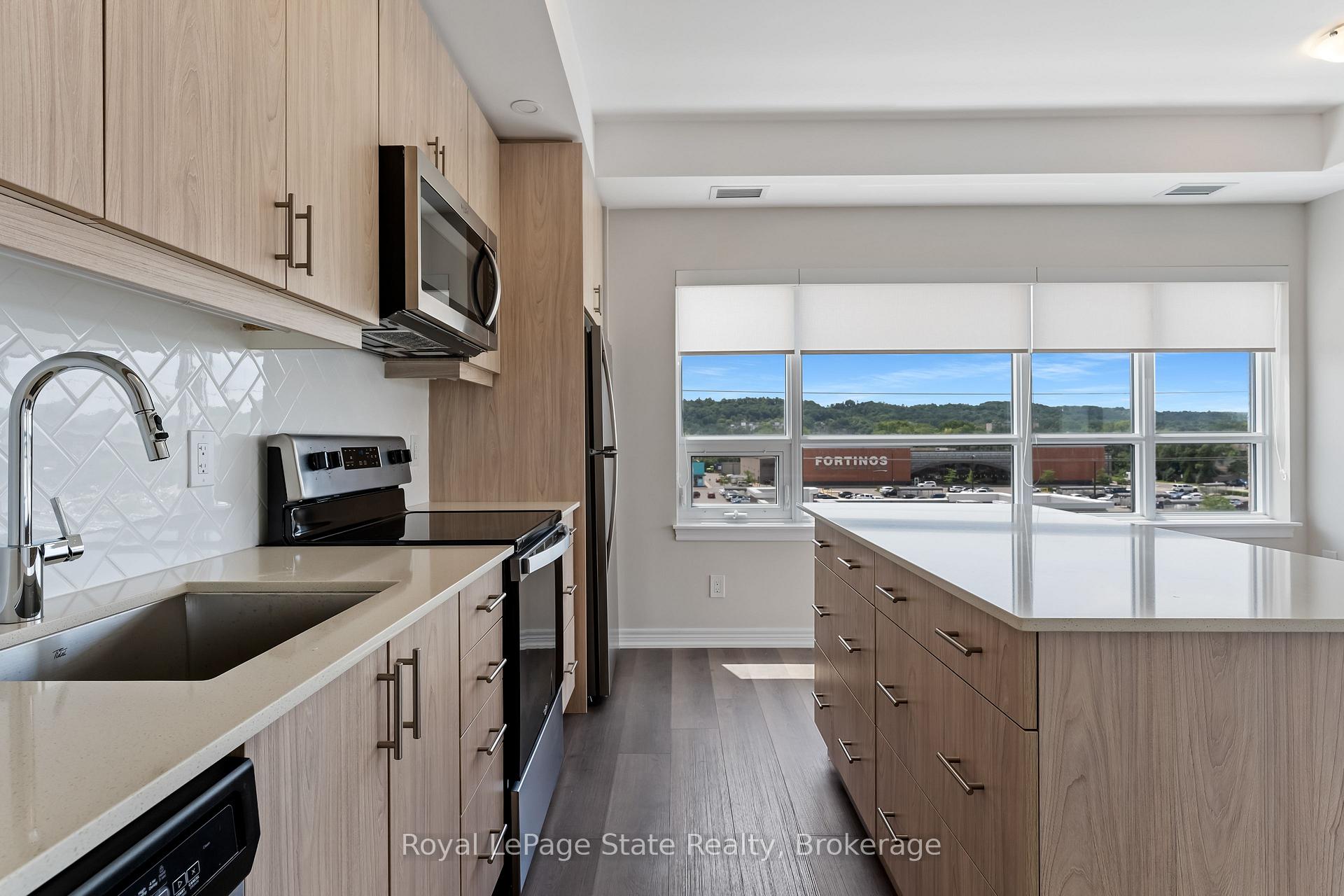 2 Bedrooms Condo at 121 8,  Hamilton For sale