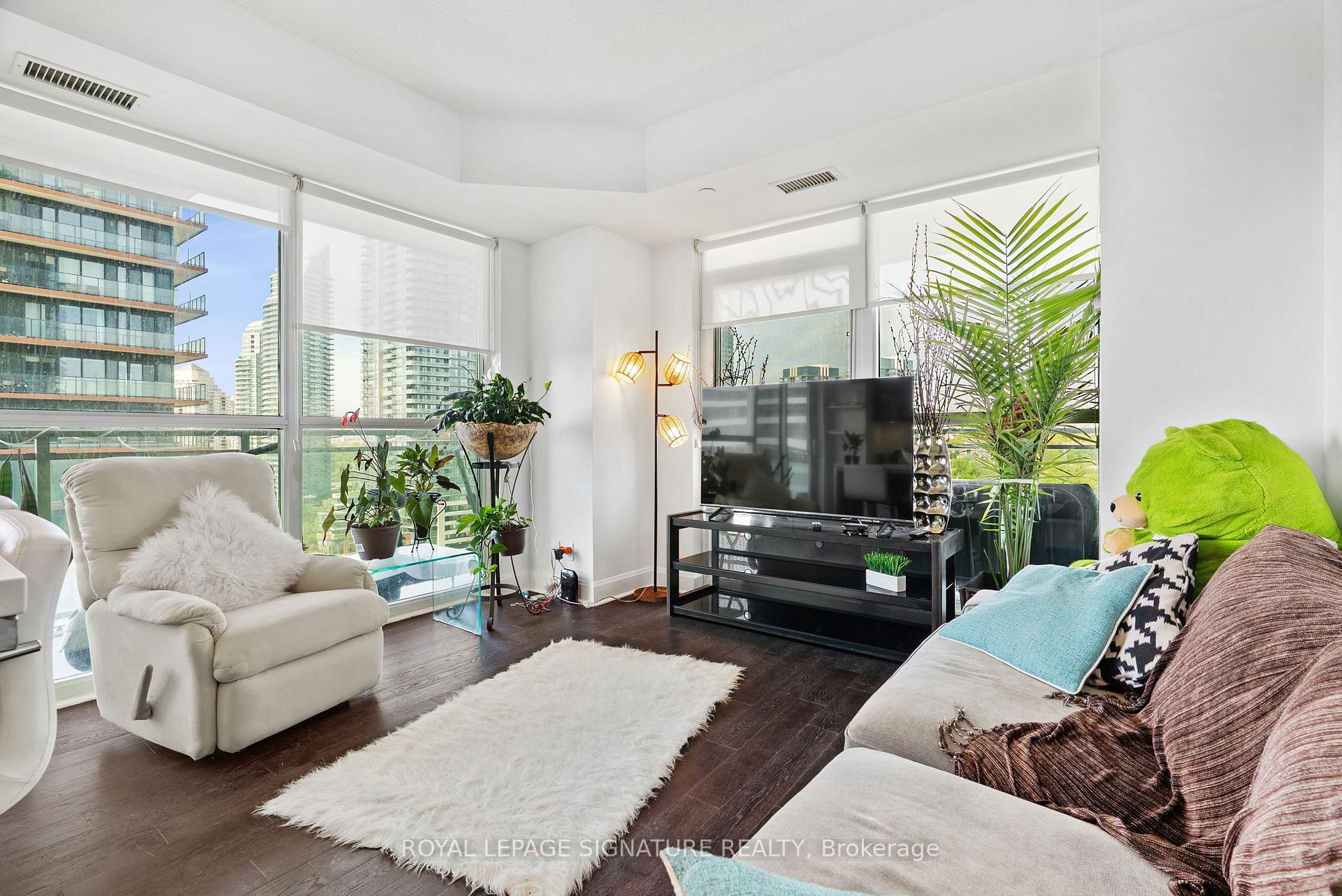 2 Bedrooms Condo at 33 Shore Breeze, Toronto For sale