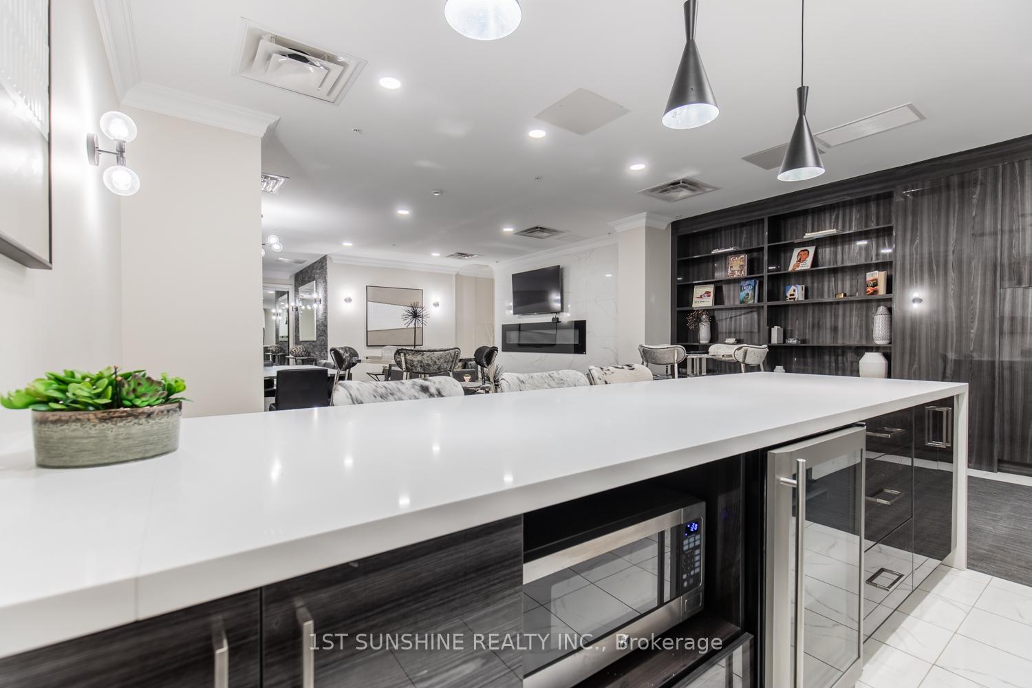 2 Bedrooms Condo at 112 King, Hamilton For sale