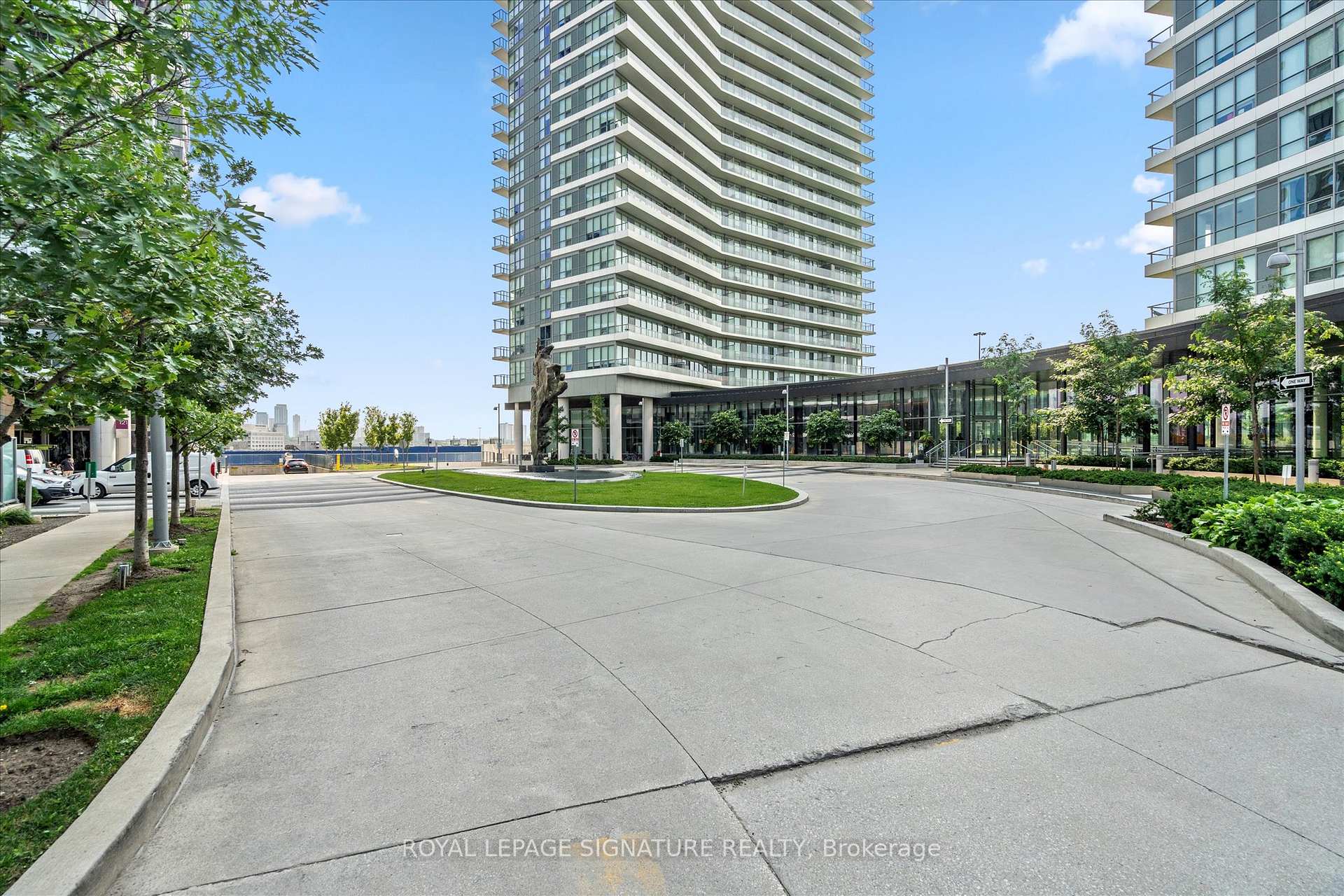 2 Bedrooms Condo at 117 McMahon, Toronto For sale