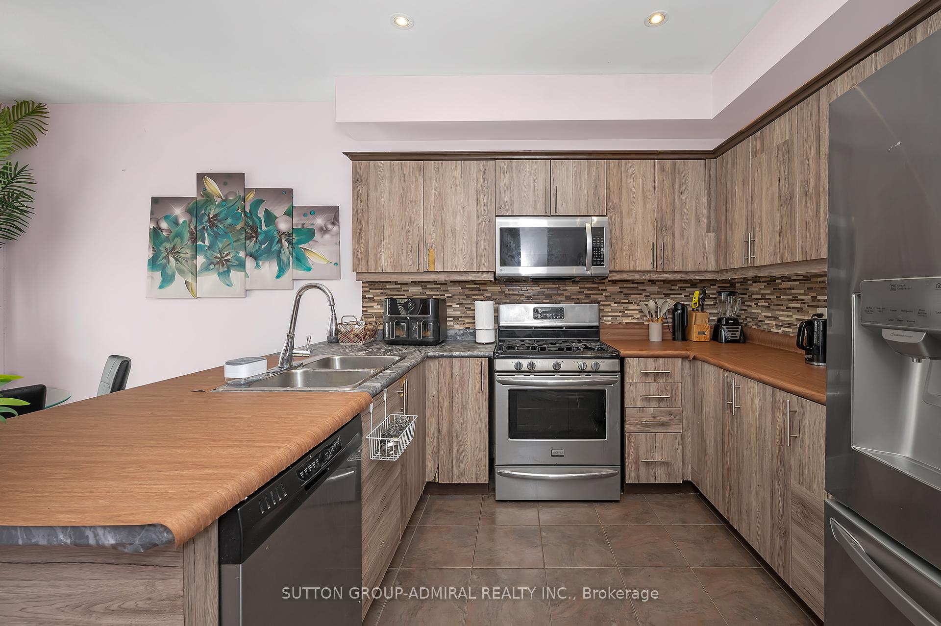 4 Bedrooms Condo at 6 Atessa,  Hamilton For sale