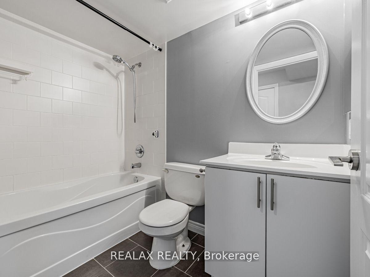 3 Bedrooms Condo at 70 Town Centre, Toronto For sale