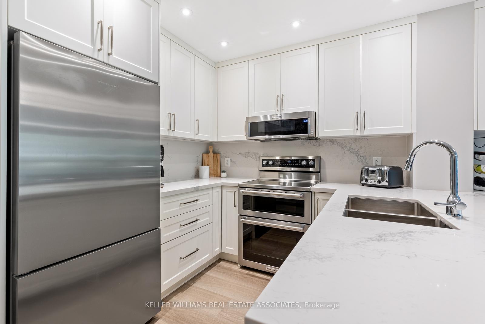 4 Bedrooms Condo at 5025 Four Springs, Mississauga For sale