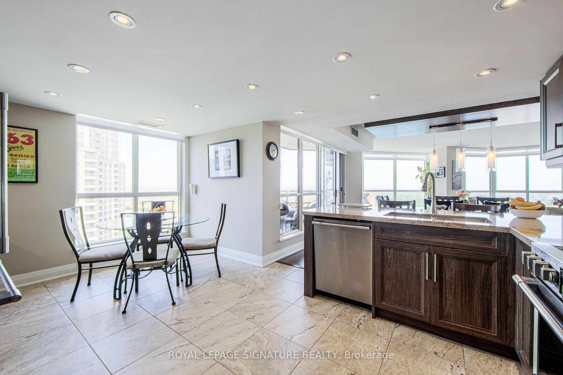 3 Bedrooms Condo at 55 Kingsbridge Garden, Mississauga For sale